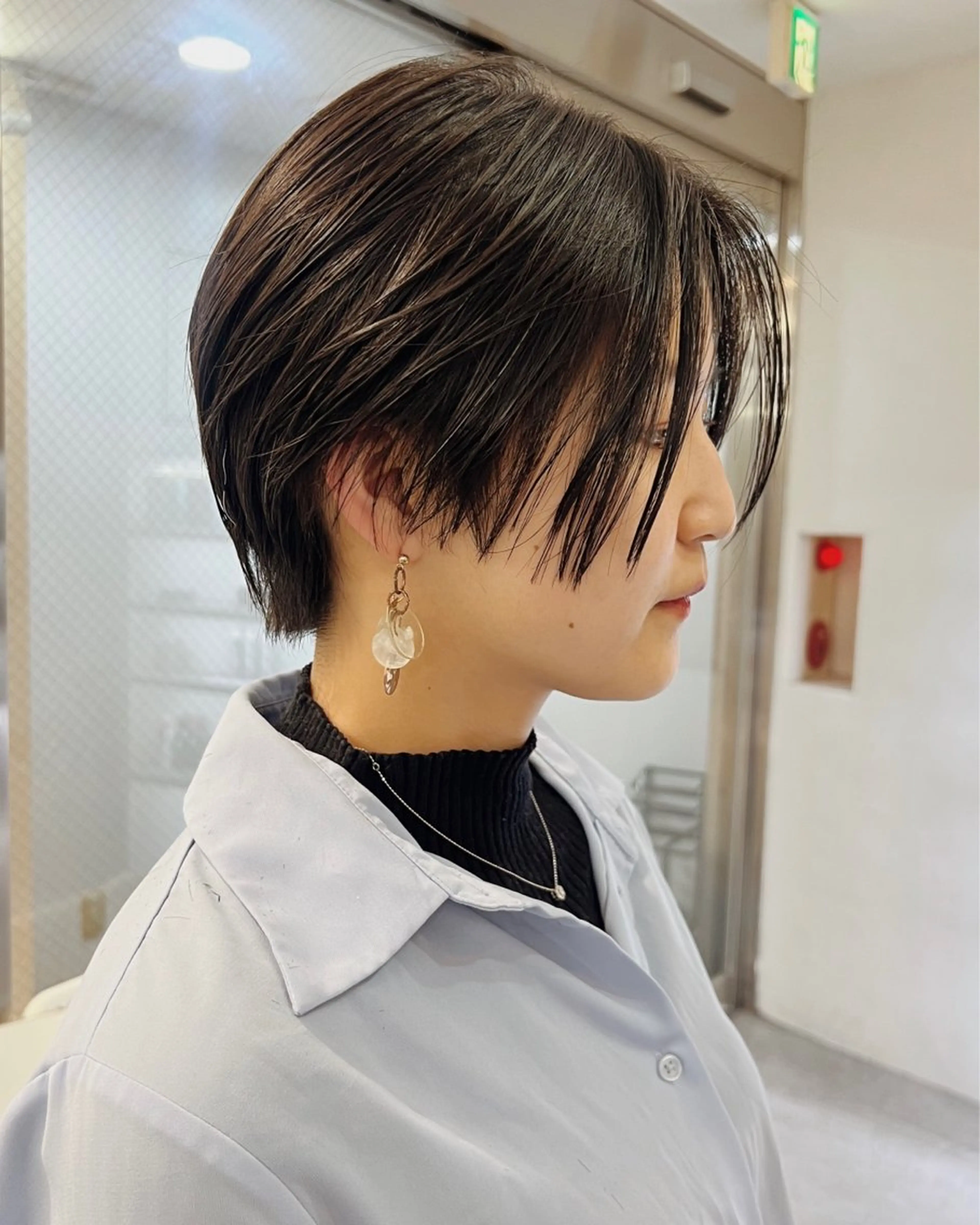 ショート カラー パーマ ヘアアレンジ ハンサムショート ベージュカラー 黒髪 ブリーチ ケアブリーチ カット トリートメント ショートヘア原宿 fifth コシのヘアスタイル