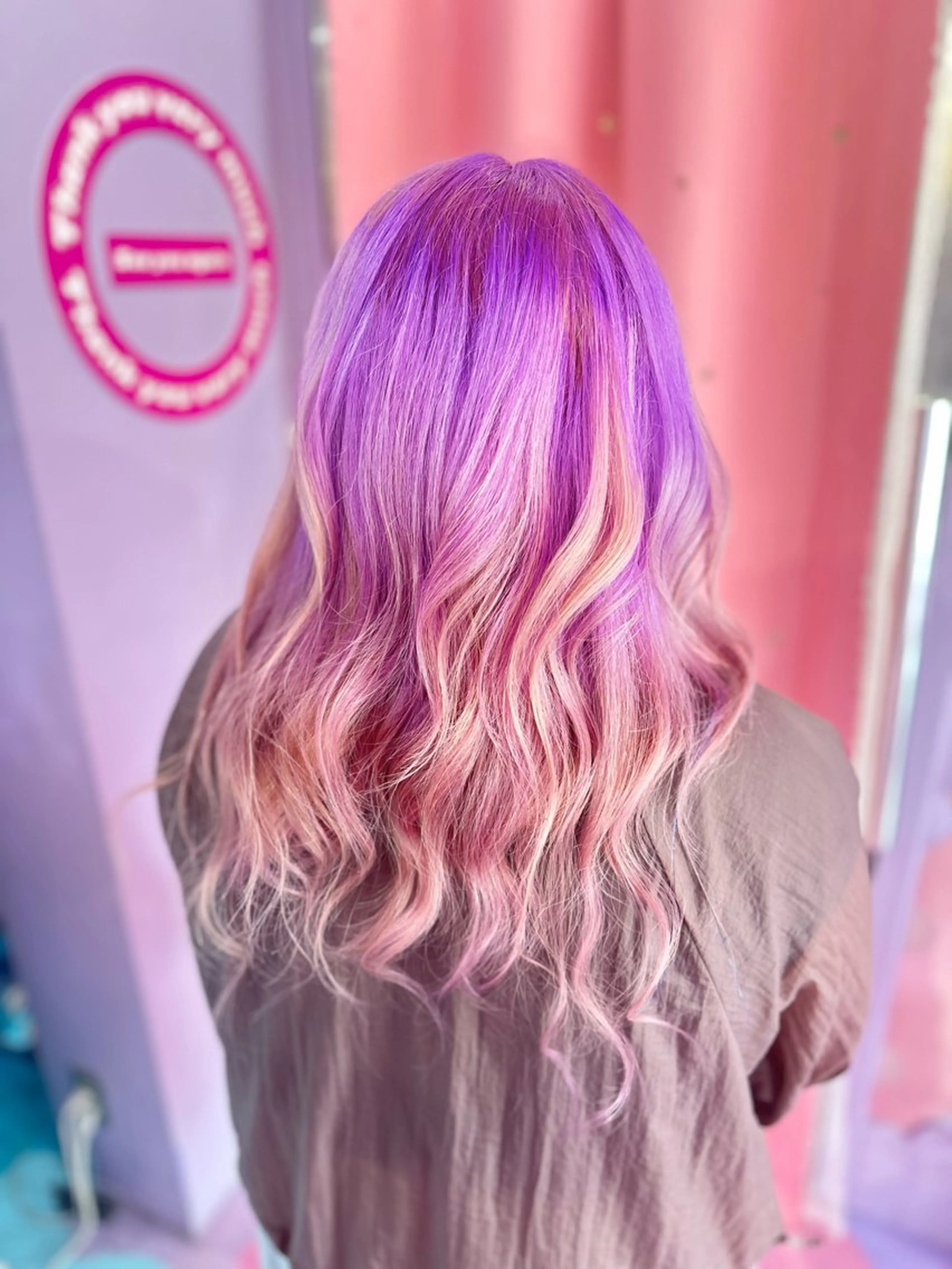 ミディアム Hair salon TOMMY所属・♮やっしー♮ 🌈派手髪🌈のヘアスタイル