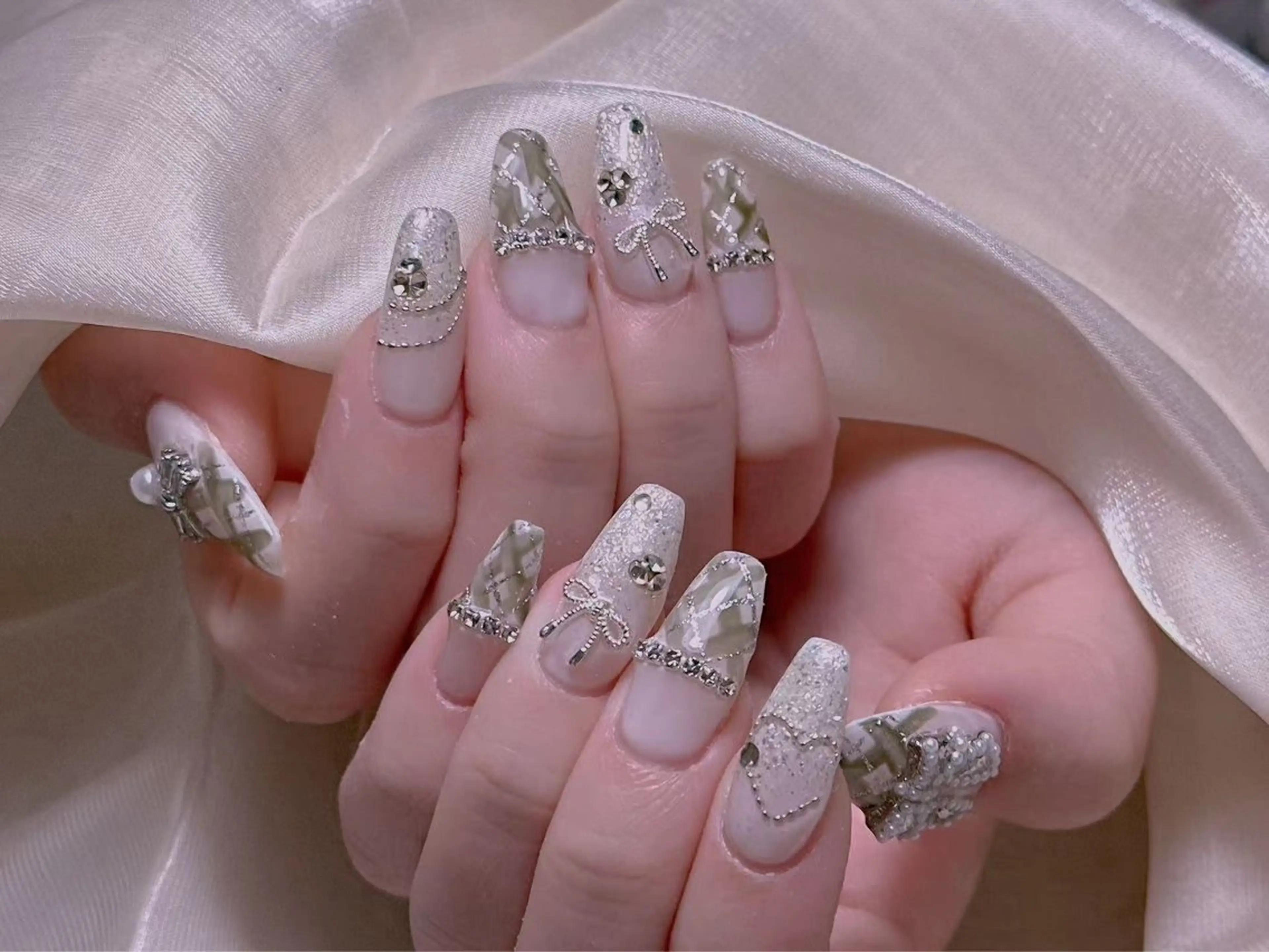 ネイル ブルー チークネイル フレンチネイル ハート ホログラムネイル 美爪パラジェル導入店 Sunnilyのネイルデザイン