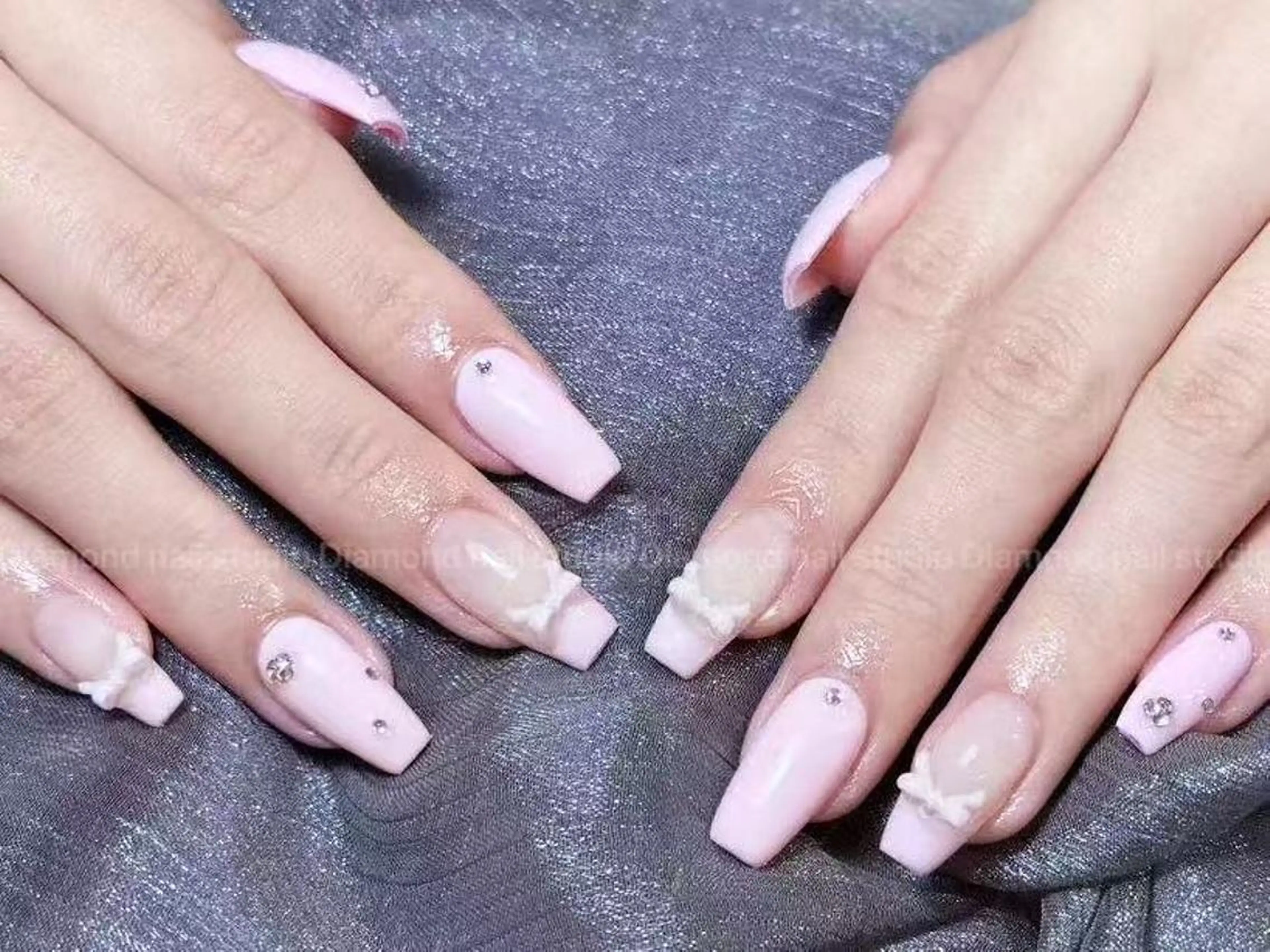 ネイル アートネイル オーロラネイル ガーリー キラキラネイル 韓国ネイル ハンドネイル YOYO 💅のネイルデザイン