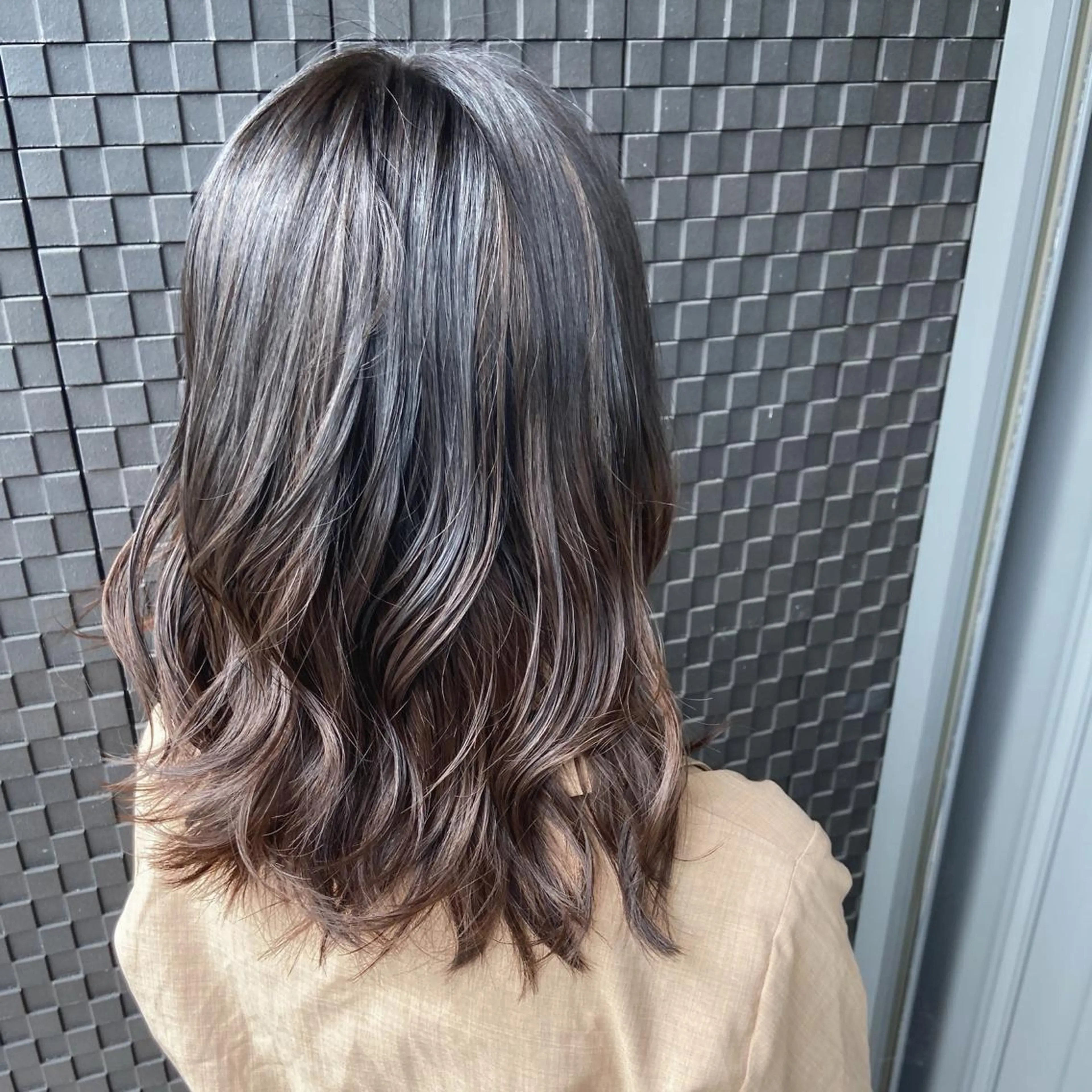 ミディアム 峯 志帆のヘアスタイル