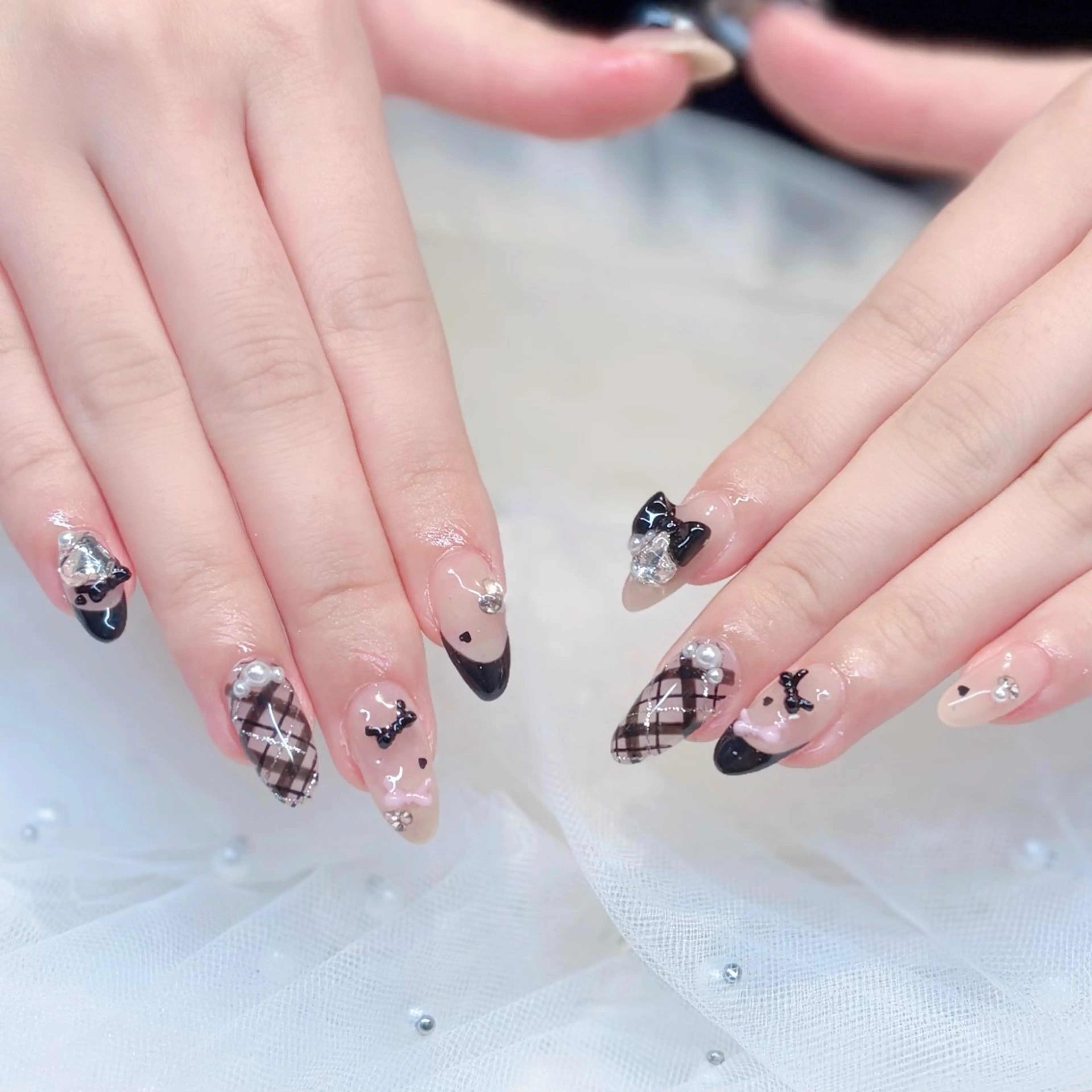 ネイル フレンチネイル ガーリー キラキラネイル リボン ワンホンネイル ハンドネイル ぷりゅねる 心斎橋のネイルデザイン