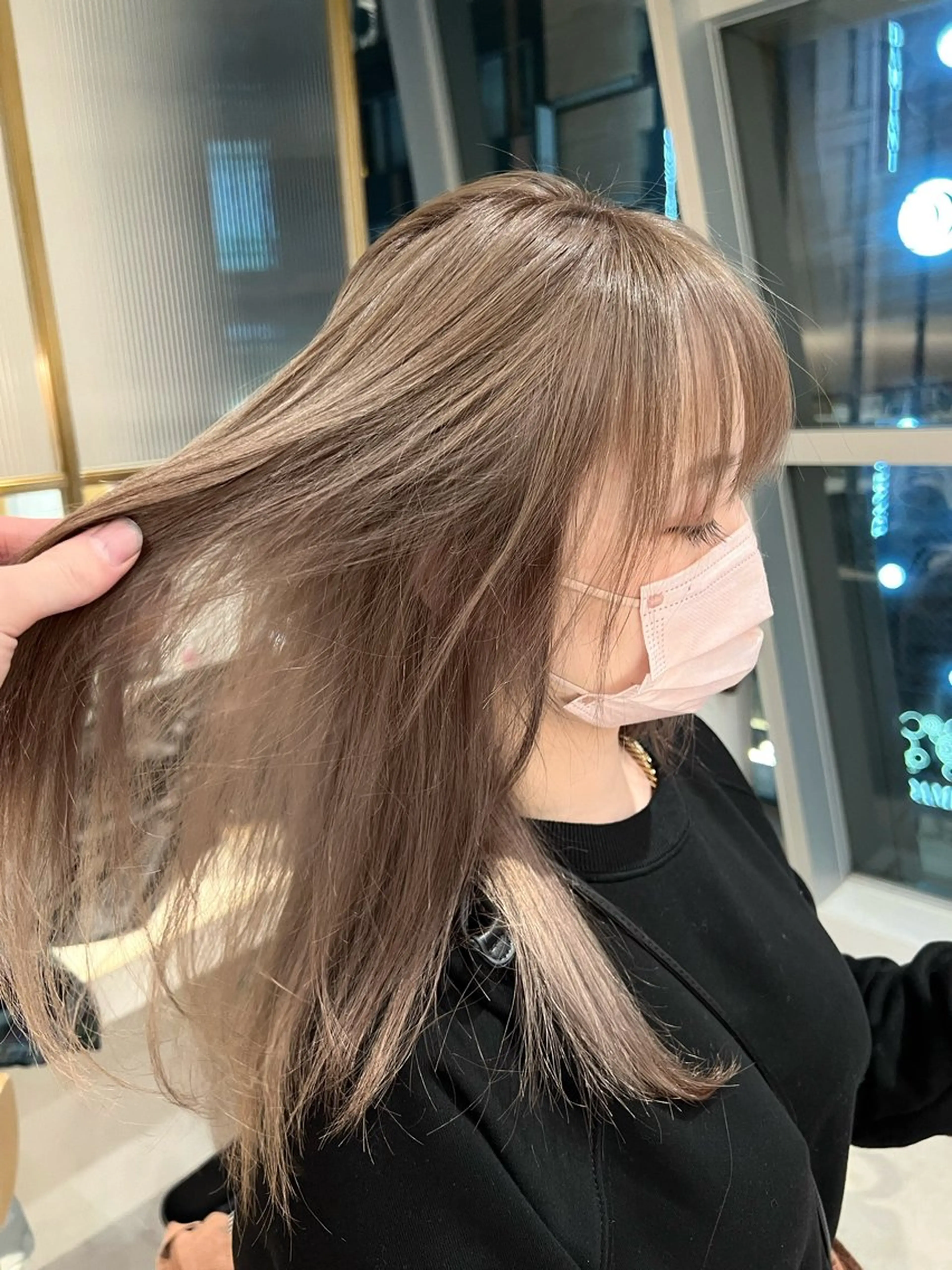 ミディアム カラー アッシュ アッシュブラウン ブリーチ ブラウンカラー ケアブリーチ ヘアカラー トリートメント ヘアセット ニュアンスレイヤー ハイトーンカラーのヘアスタイル