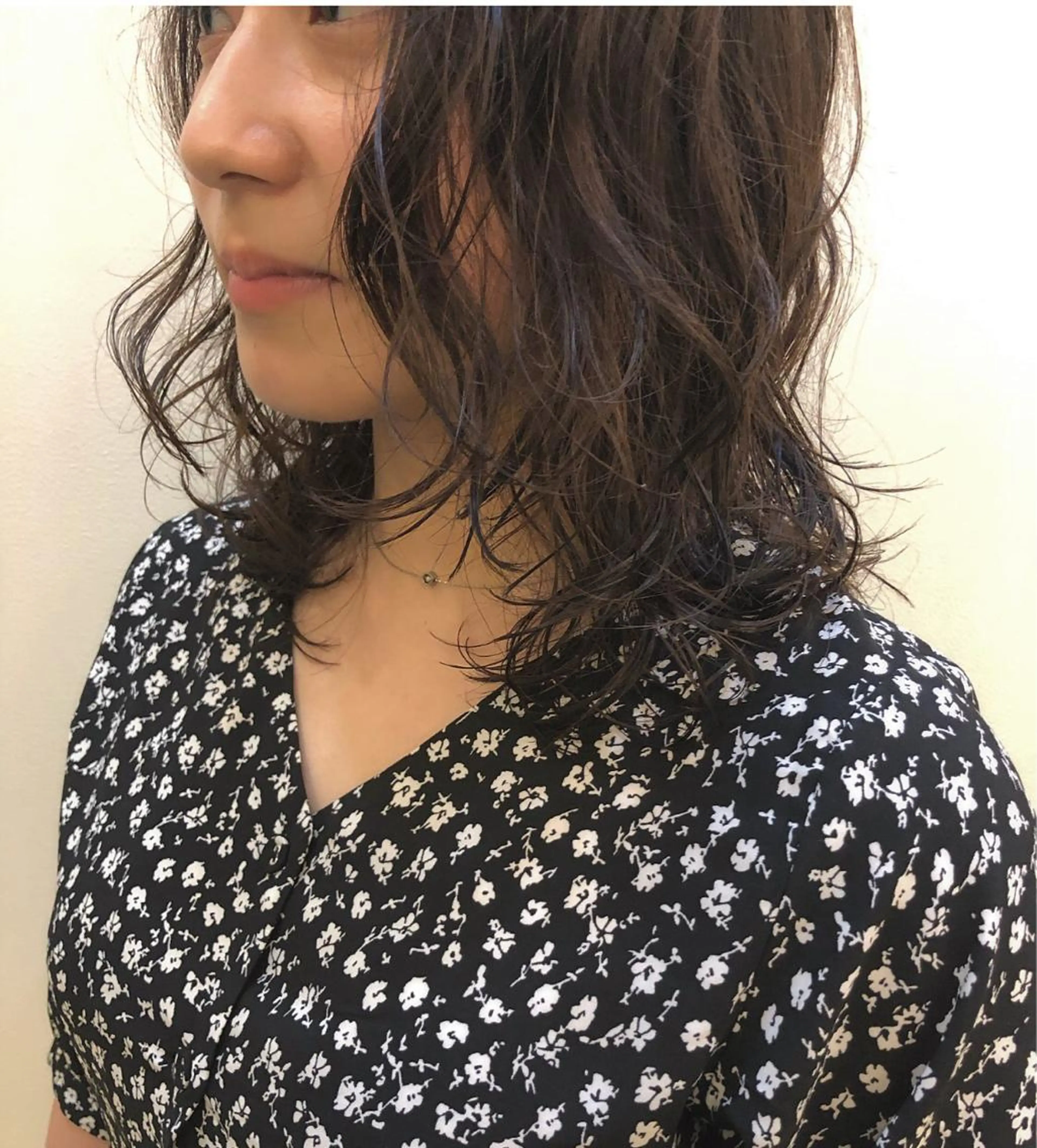 ミディアム ミディアムパーマ レイヤーカット カット ヘアカラー トリートメント 坂田 友梨奈のヘアスタイル