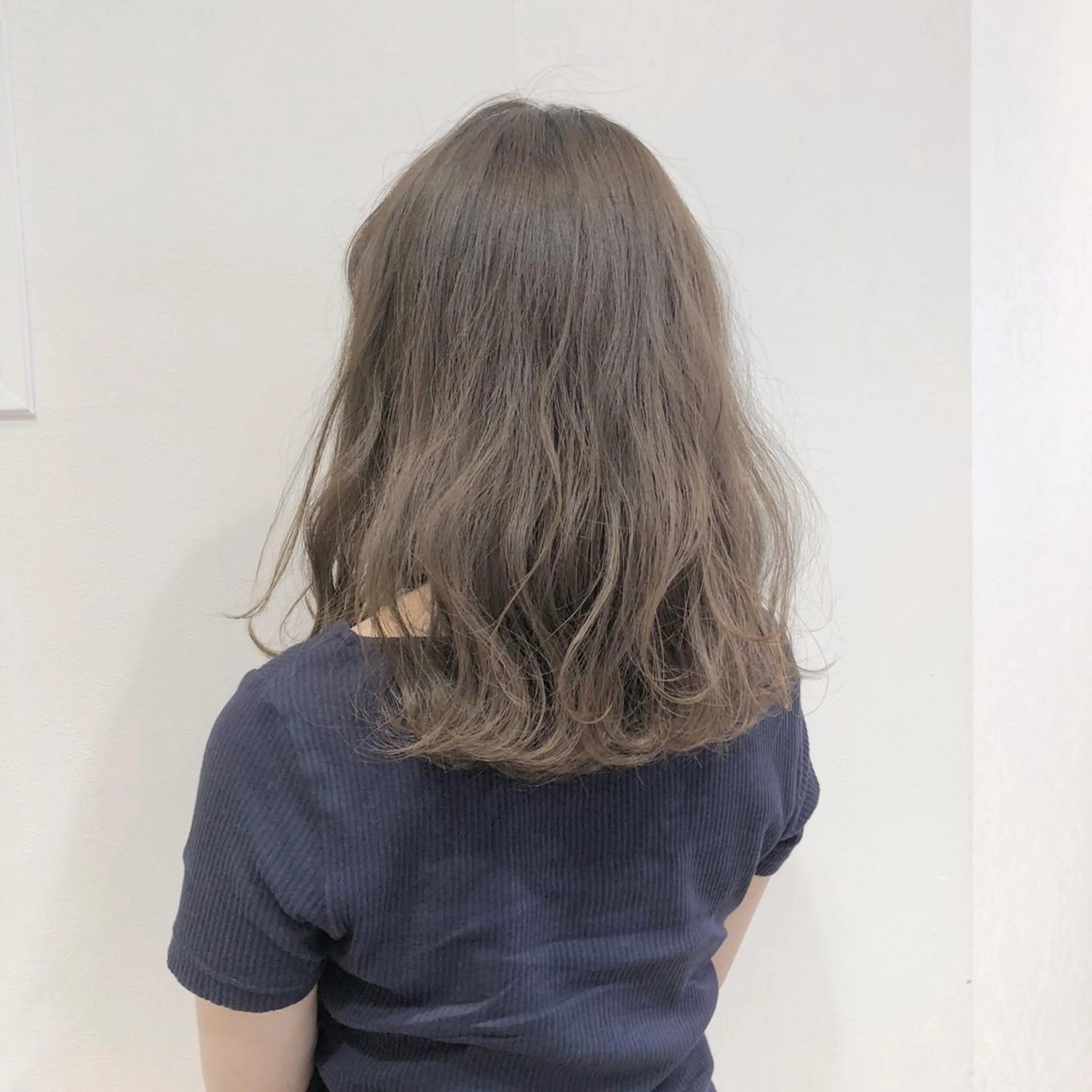 ミディアム アッシュ レイヤー×縮毛矯正 深見 拓のヘアスタイル