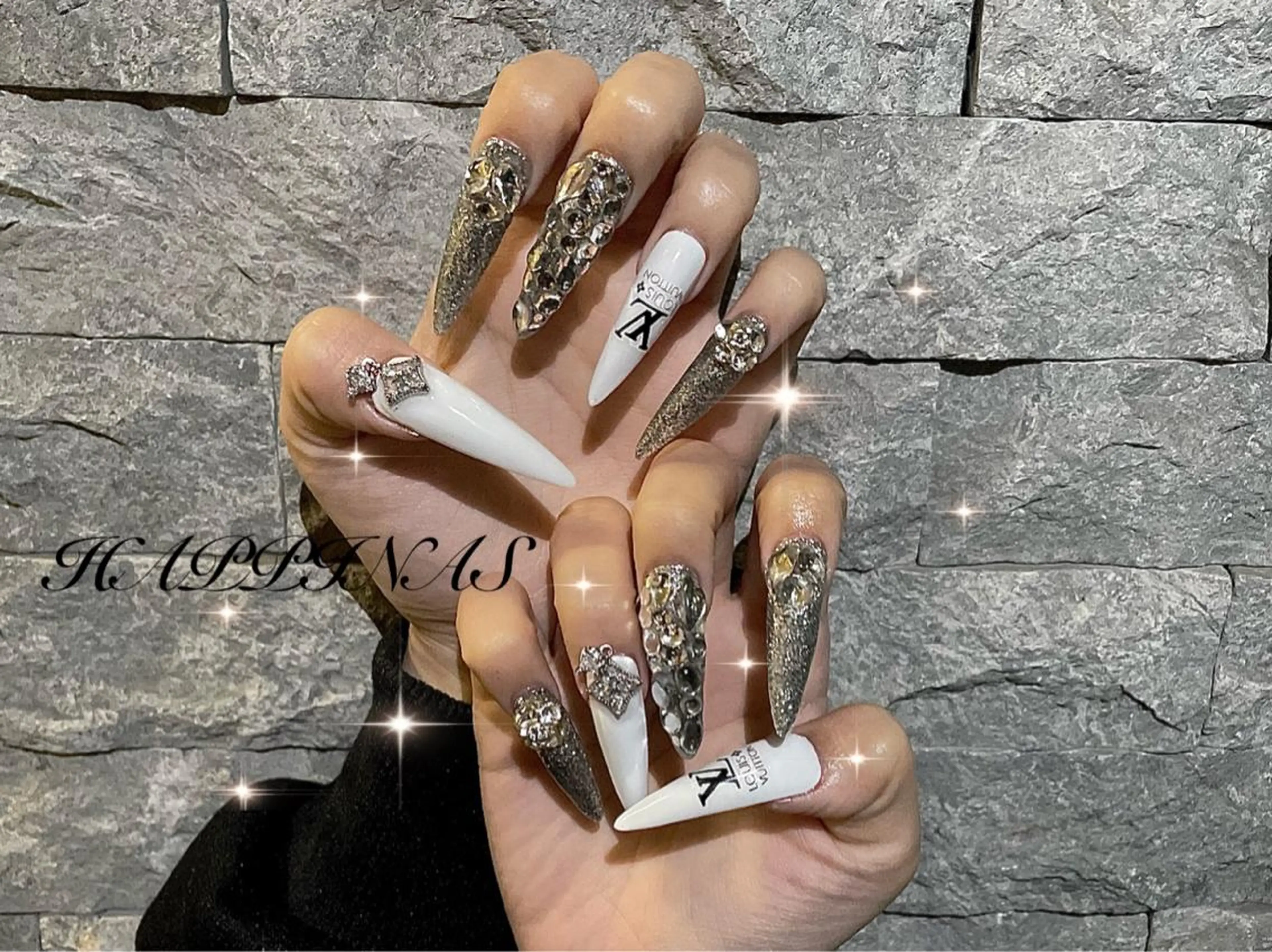 ネイル キラキラネイル ロングネイル スカルプネイル ストーンネイル 夏ネイル ハンドネイル HAPPINAS Jrネイリスト💅のネイルデザイン