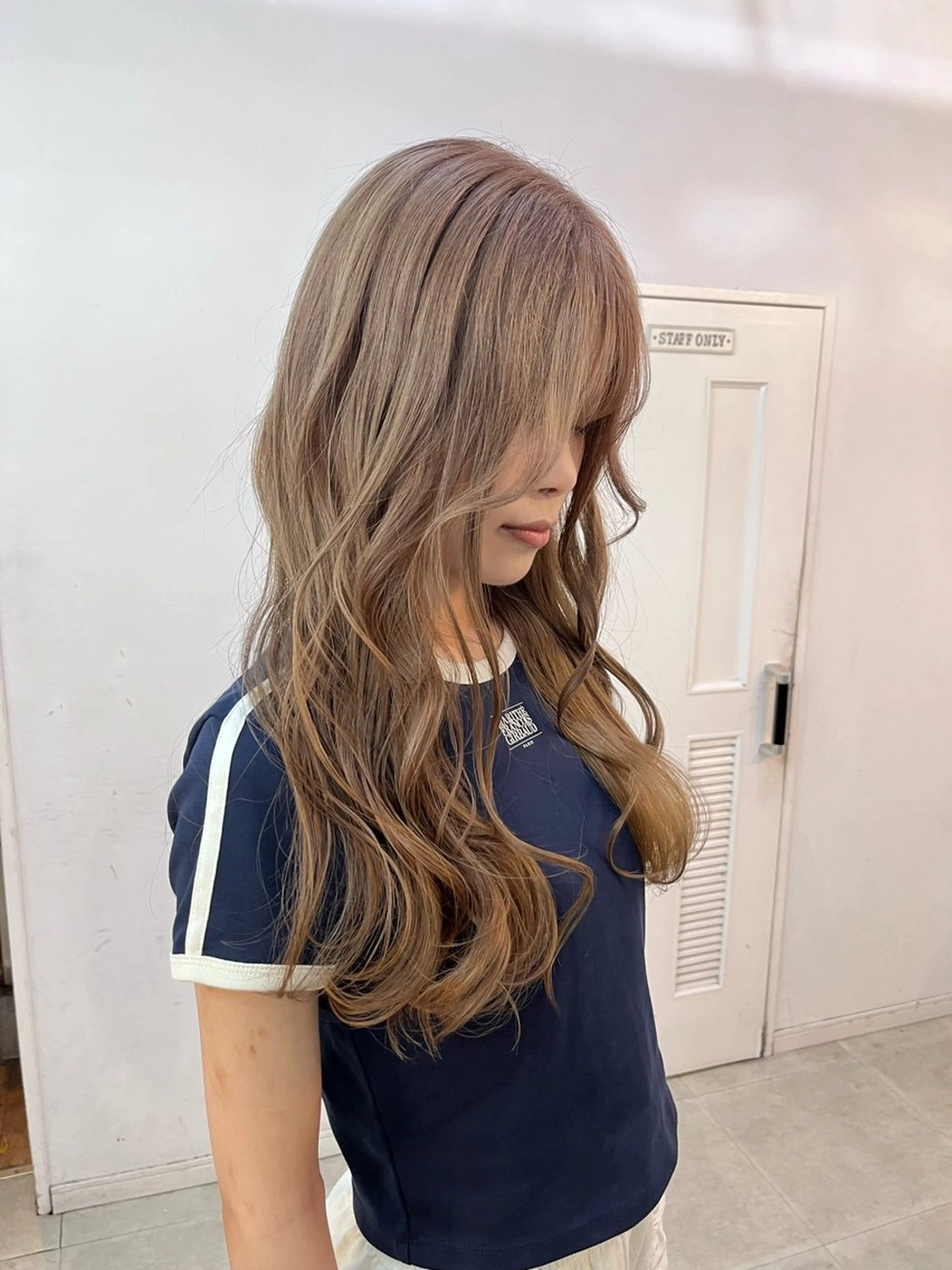 セミロング カラー ベージュカラー ハイトーンカラー ハイトーンベージュ ヘアカラー トリートメント 柔らかいヘアカラー 大成のヘアスタイル
