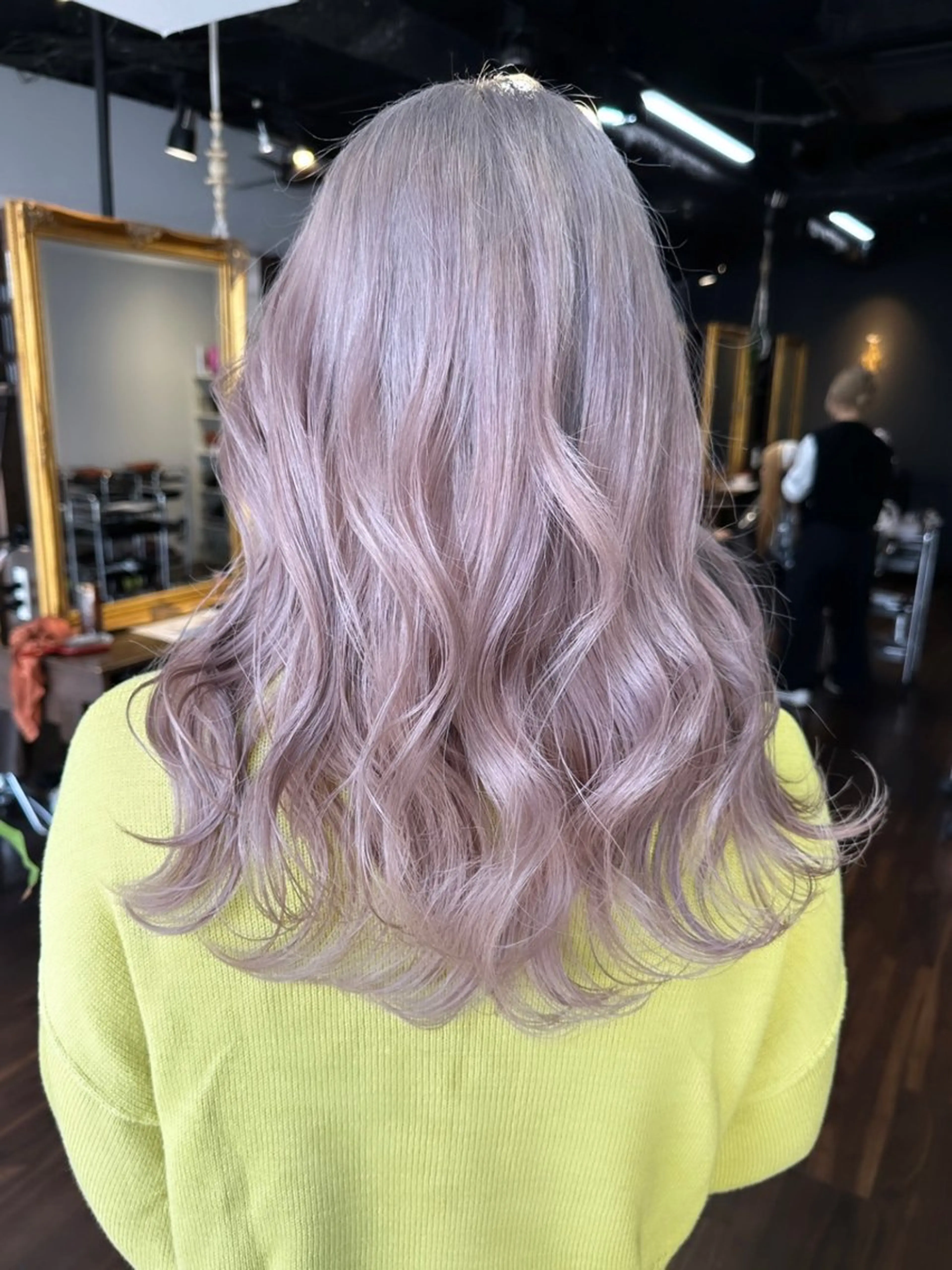 ロング カラー ヘアアレンジ ベージュカラー ブリーチ イヤリングカラー ハイトーンカラー ミルクティーベージュ カット ヘアカラー トリートメント 髪質改善/縮毛矯正 ダブルカラー/Youのヘアスタイル