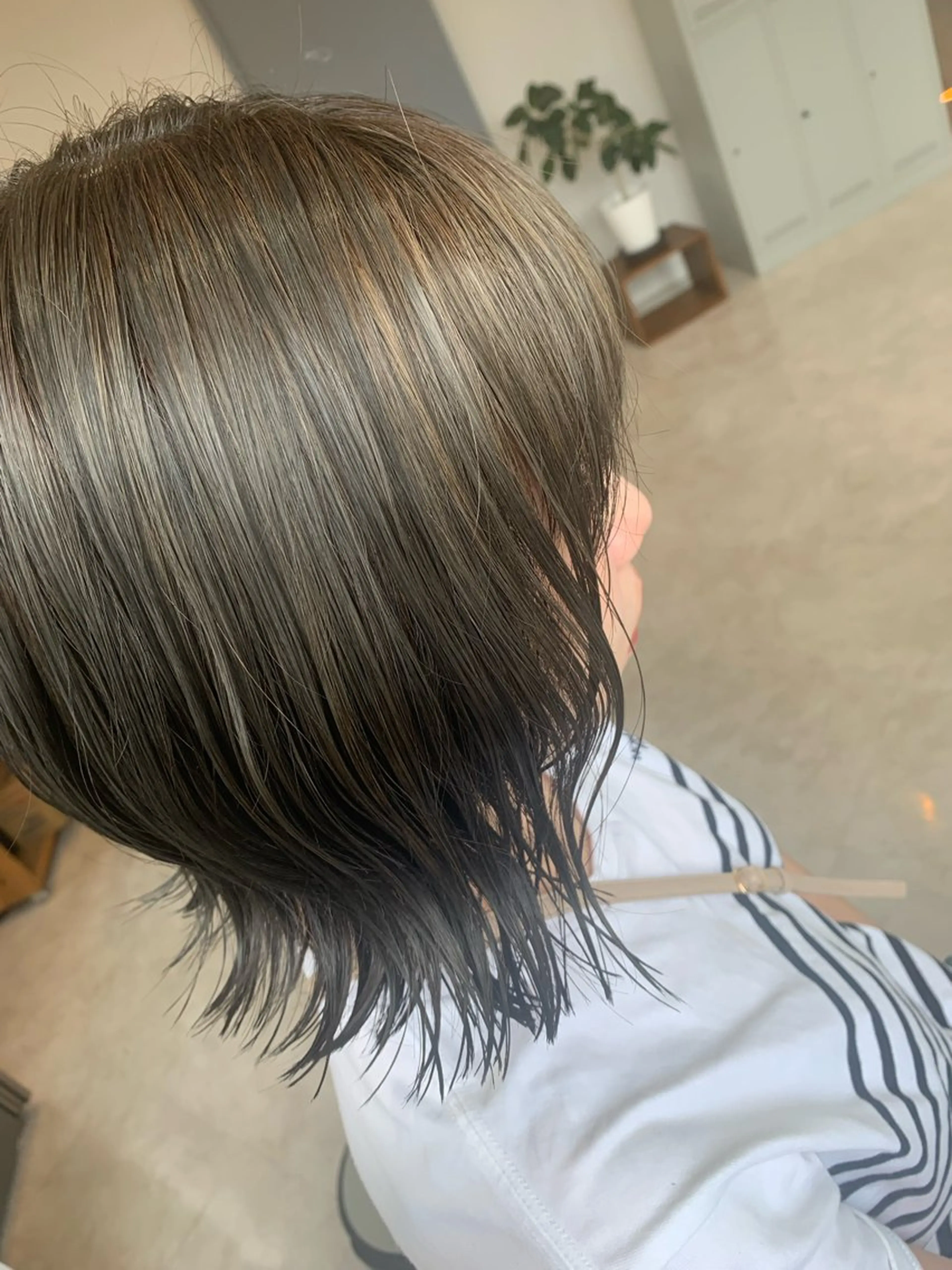 ミディアム カラー アッシュ ミント カット ヘアカラー トリートメント YOMU SUZUのヘアスタイル