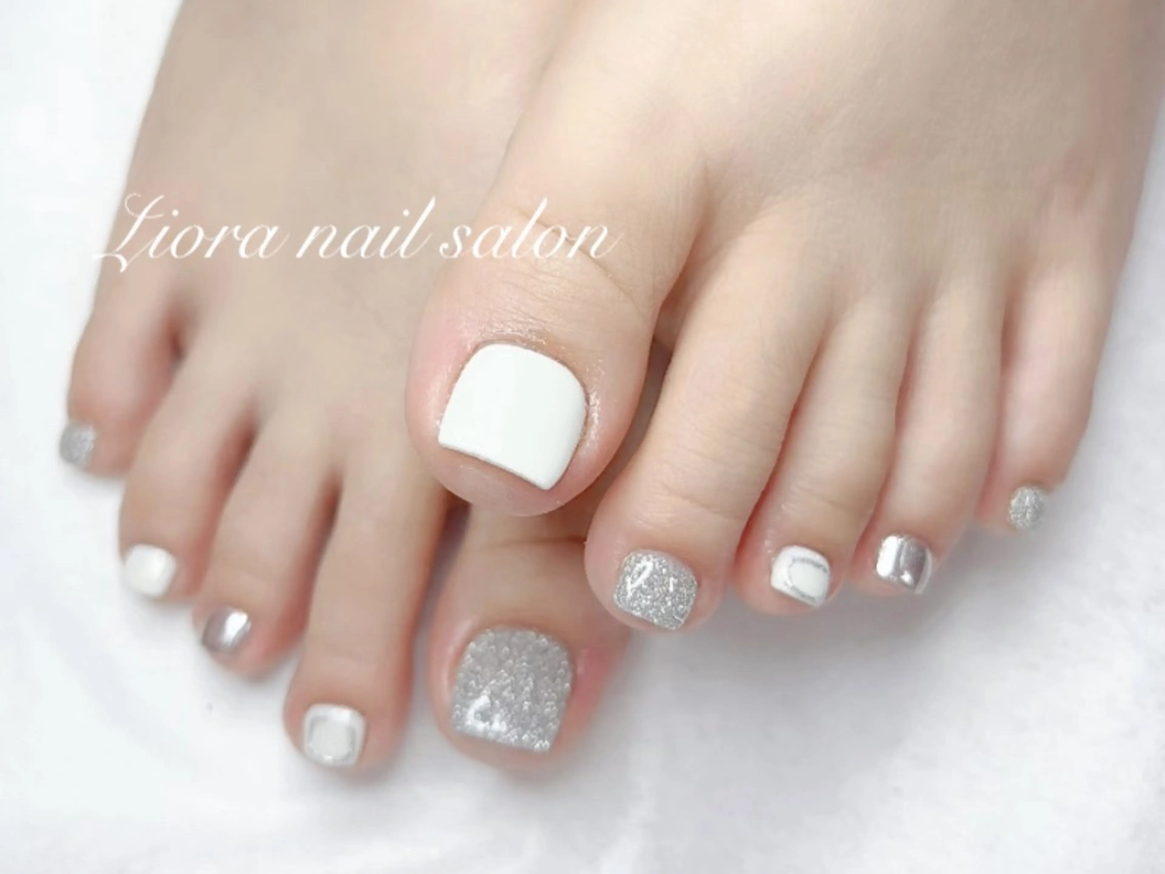 ネイル フレンチネイル ジェルネイル ガーリー グラデーション キラキラネイル フットネイル Liora ネイルサロン所属・Liora nail salonのネイルデザイン