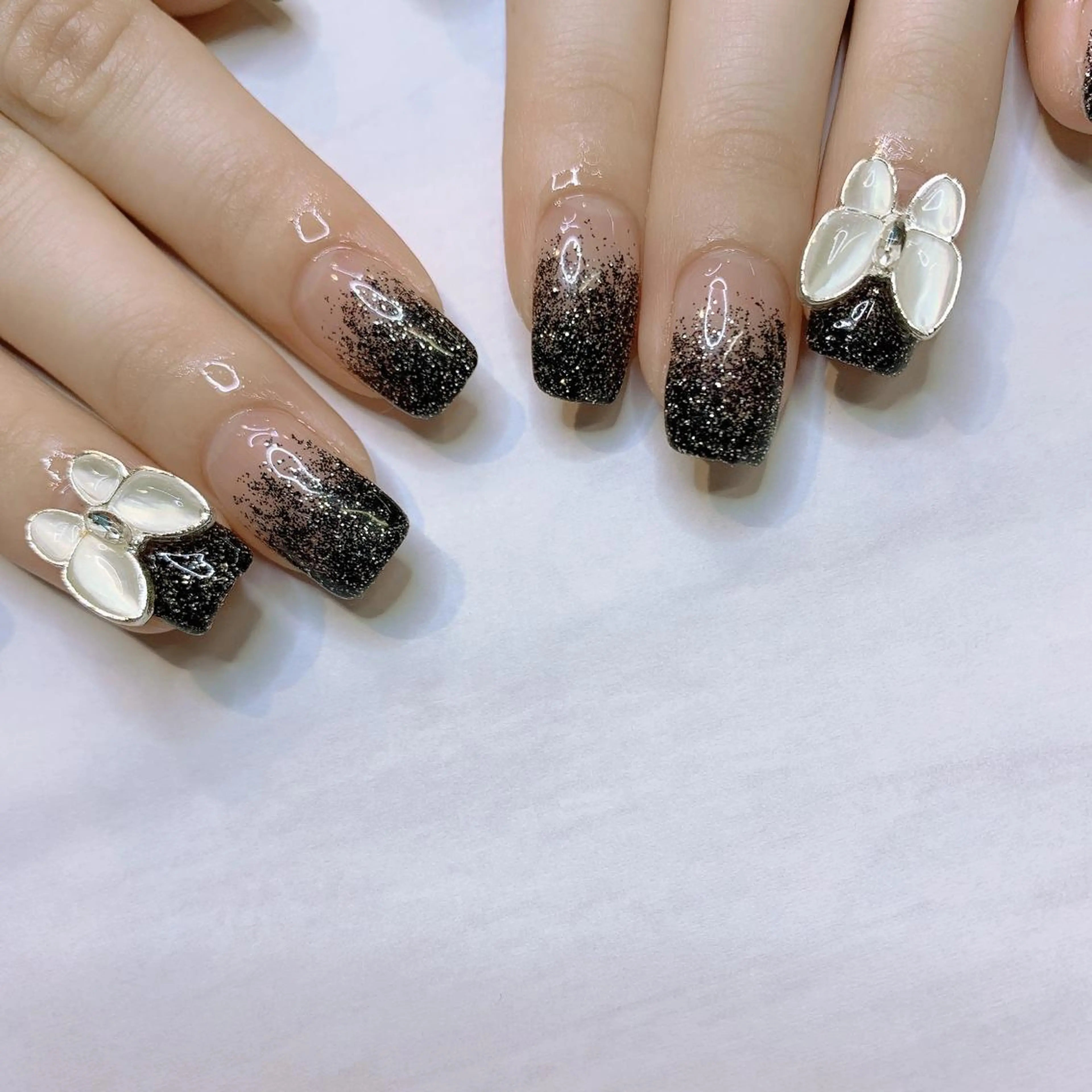 黒ラメ、シルバーラメMIX グラデーション 蝶パーツ｜Adite nail