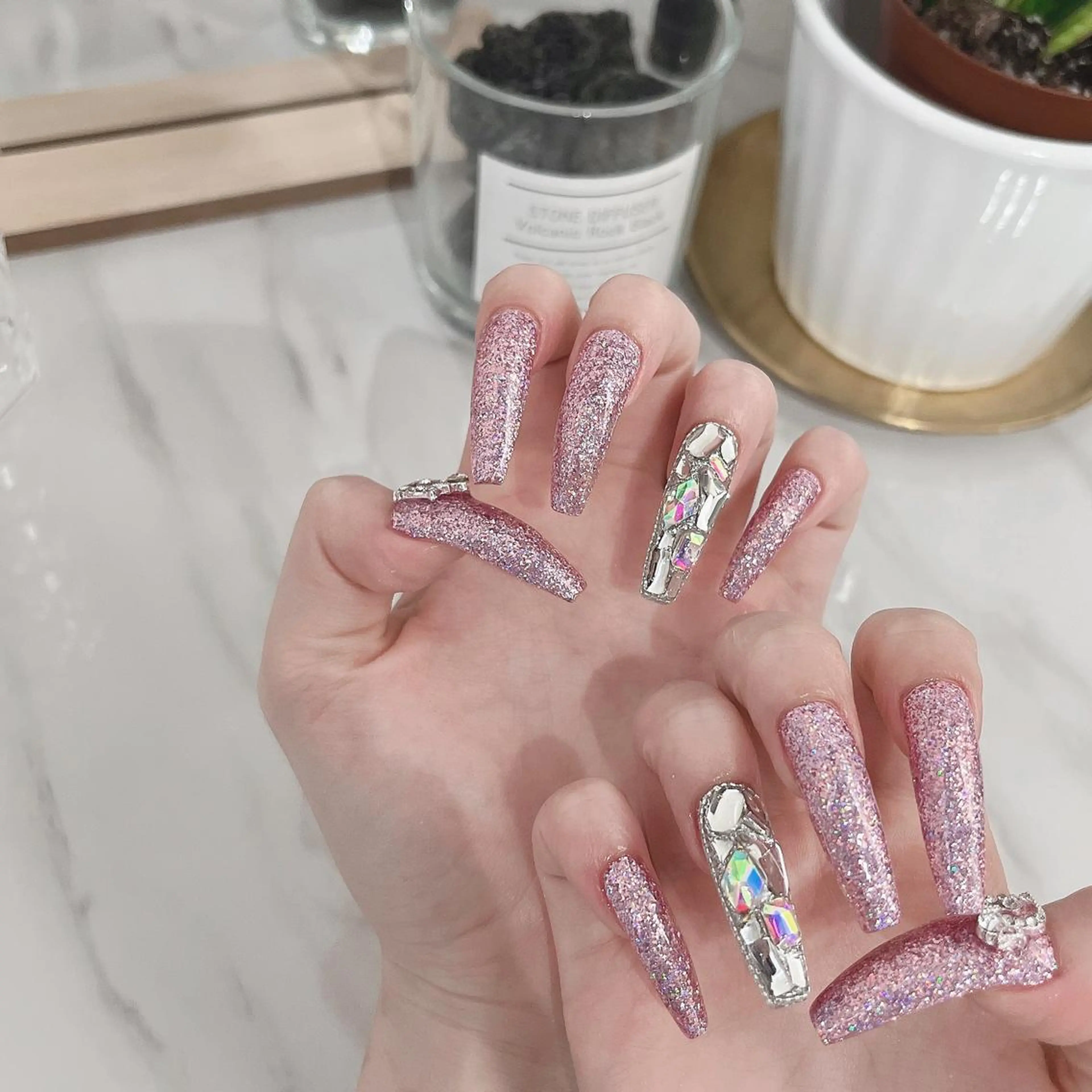 ネイル フットネイル フレンチネイル ジェルネイル ラメ(グリッター) ラメグラデーション ハンドネイル NEO Beauty Salon所属・𝐍𝐄𝐎 𝐉𝐔𝐑𝐈のネイルデザイン