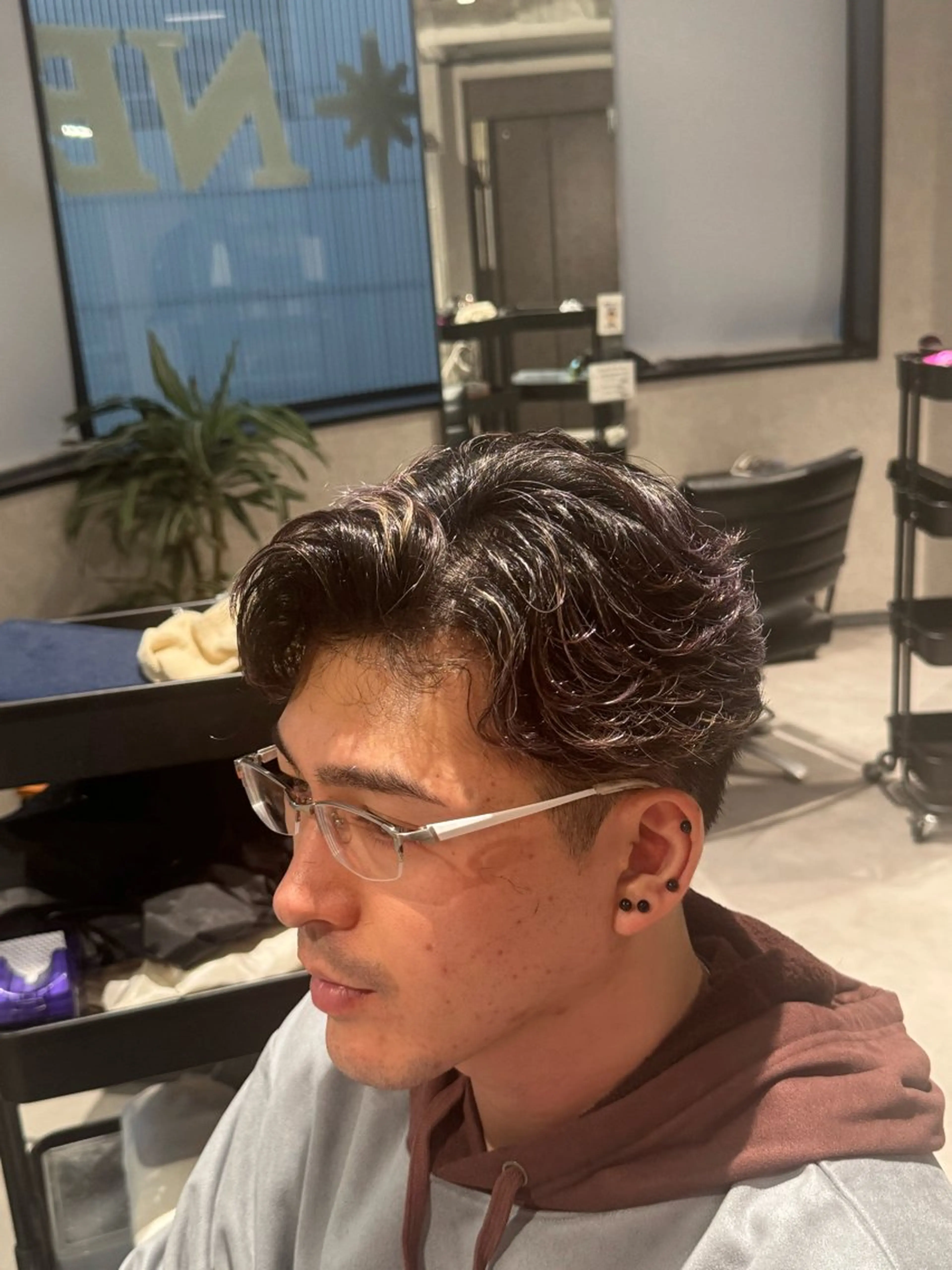 メンズ カット 毛流れ特化愁斗 センターパートパーマのヘアスタイル