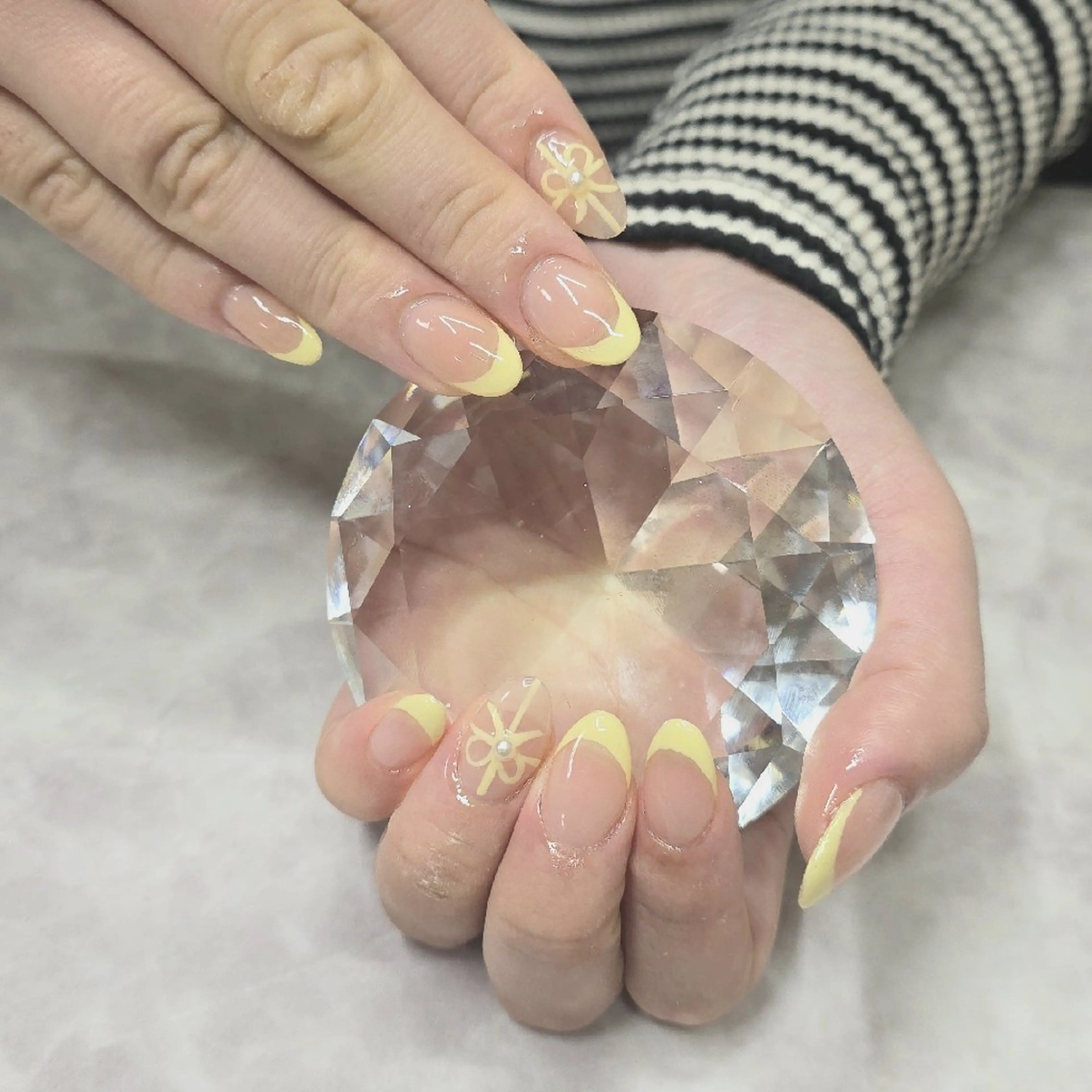 ネイル フレンチネイル 黄色 nailsalon glow sayaのネイルデザイン