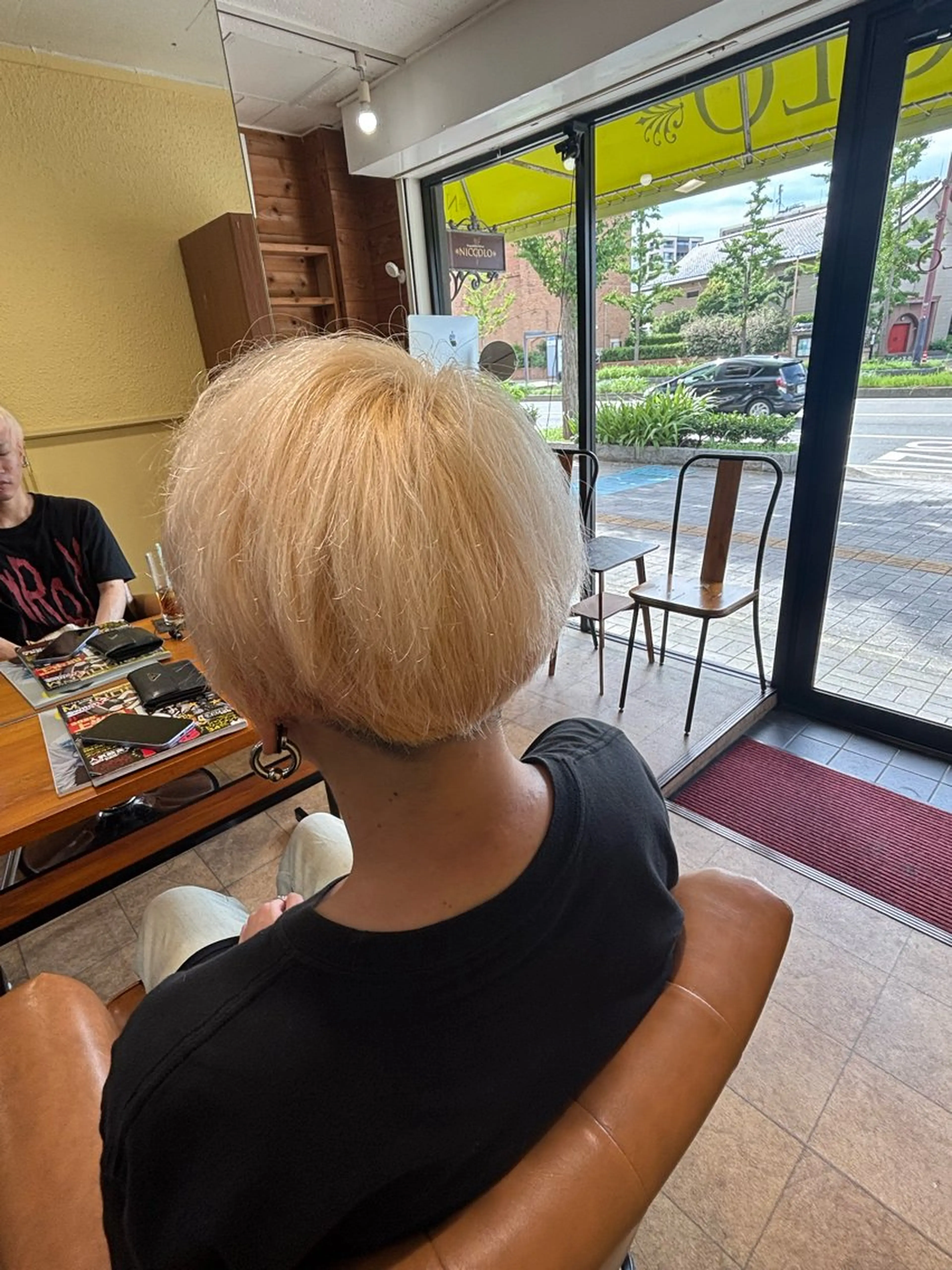 ショート カラー ブリーチ KOUKI メンズカットのヘアスタイル