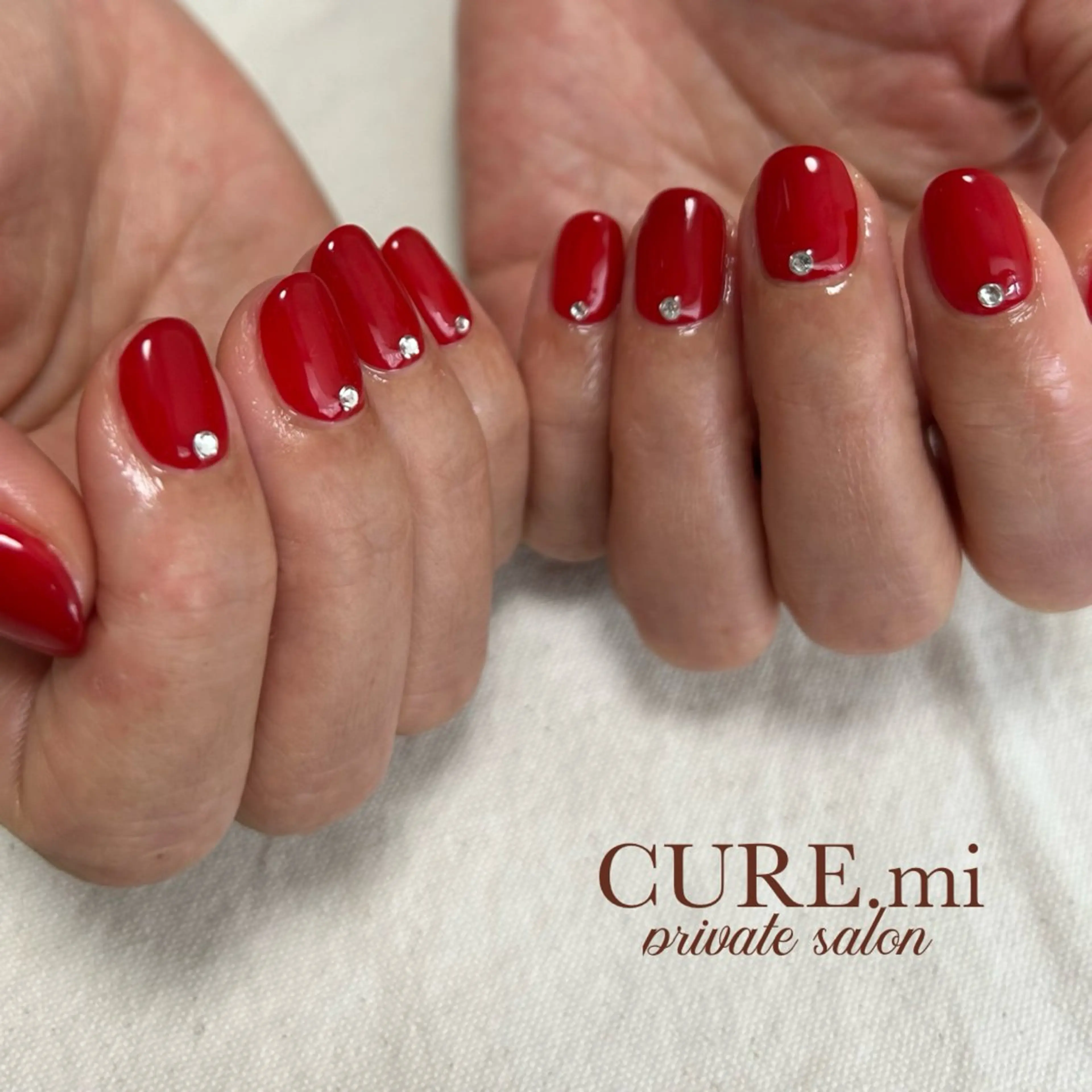 ネイル キラキラネイル ワンカラーネイル 赤色 ハンドネイル ハンドケア CURE.mi所属・伊藤 美香のネイルデザイン