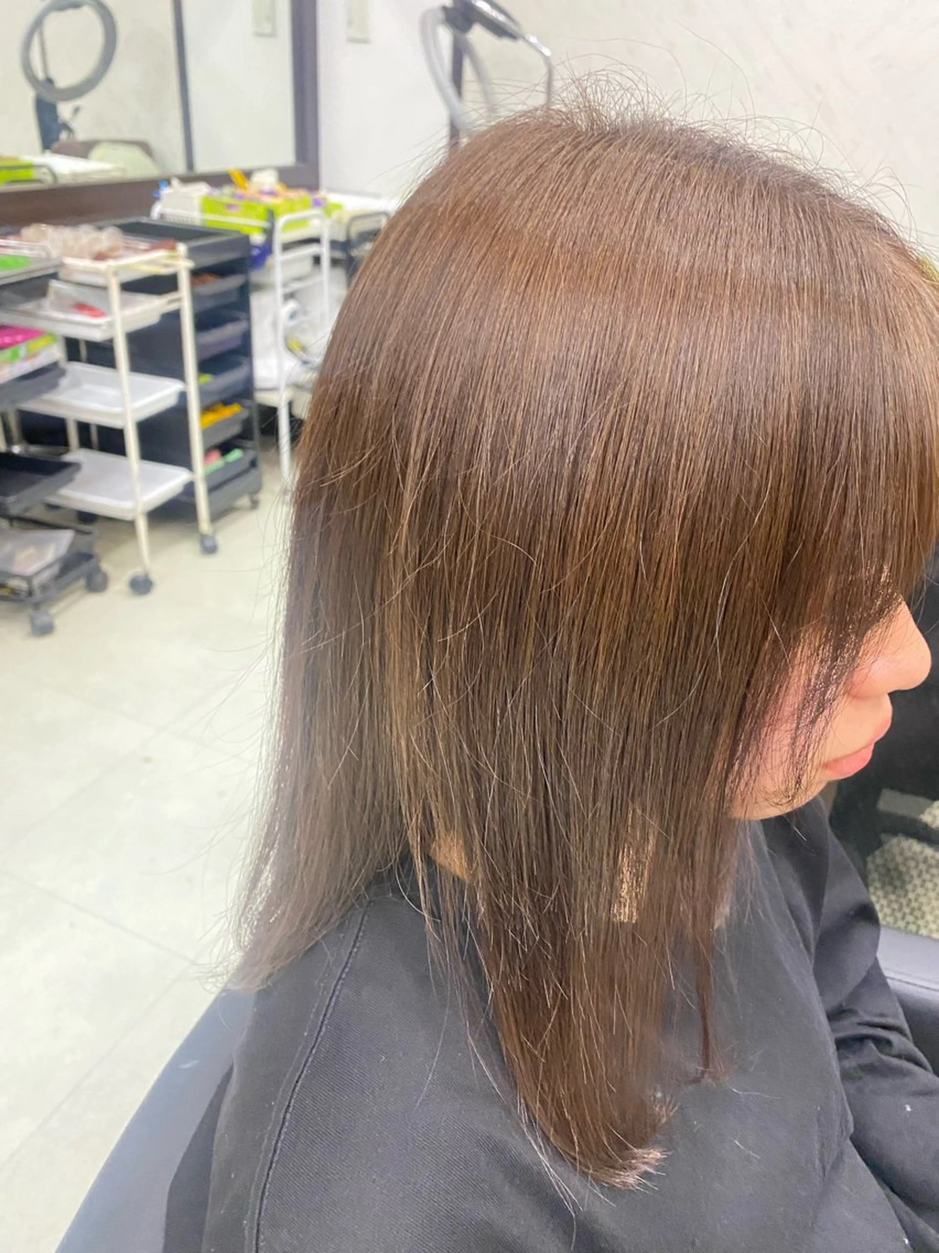 セミロング カラー ブリーチ ブラウンカラー ミルクティーブラウン ブリーチなしカラー 池田 朱李のヘアスタイル