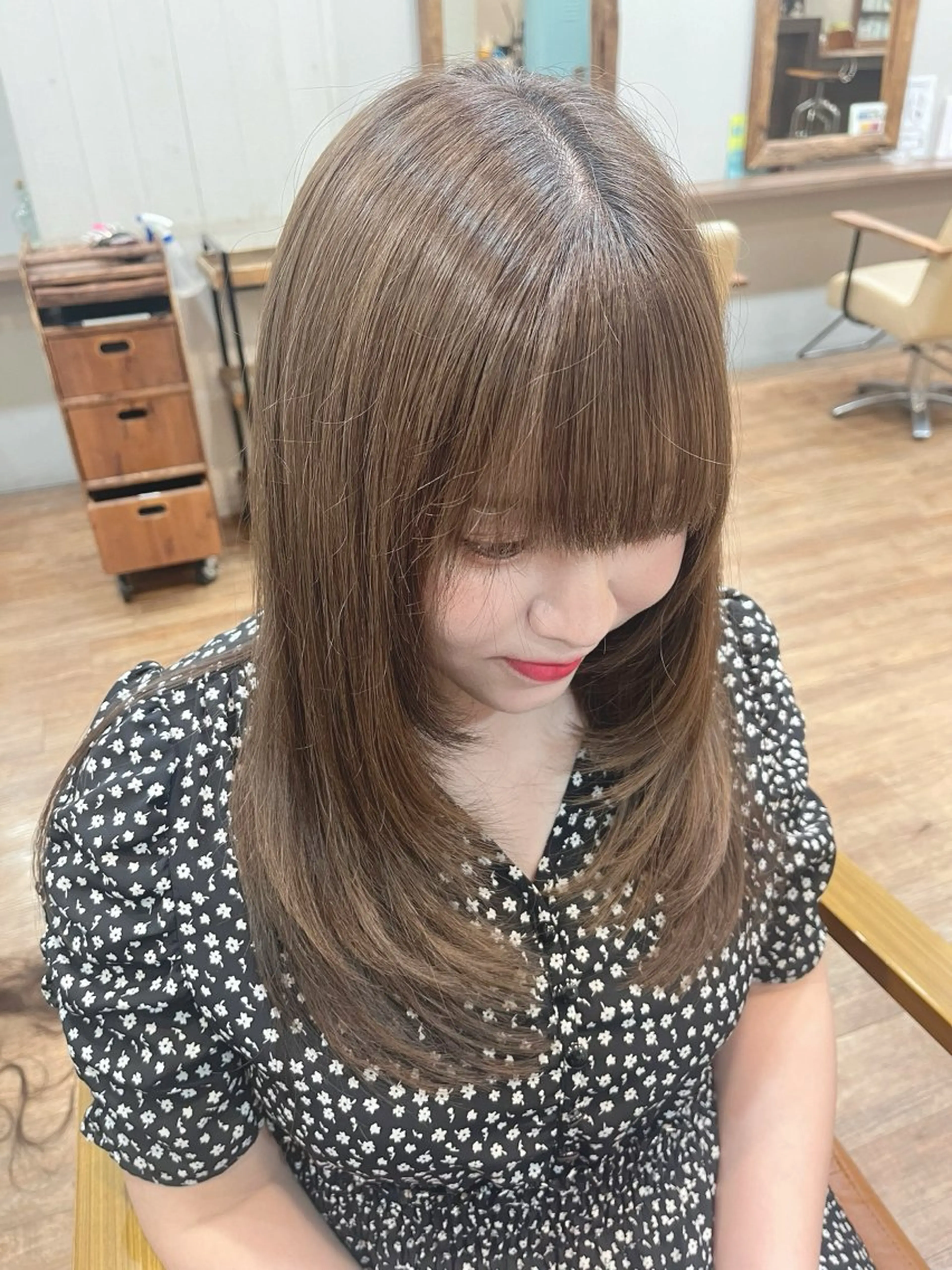 ロング 顔まわりレイヤー 顔周りカット レイヤーカット あらいしほ✩.*˚ メンズカットのヘアスタイル