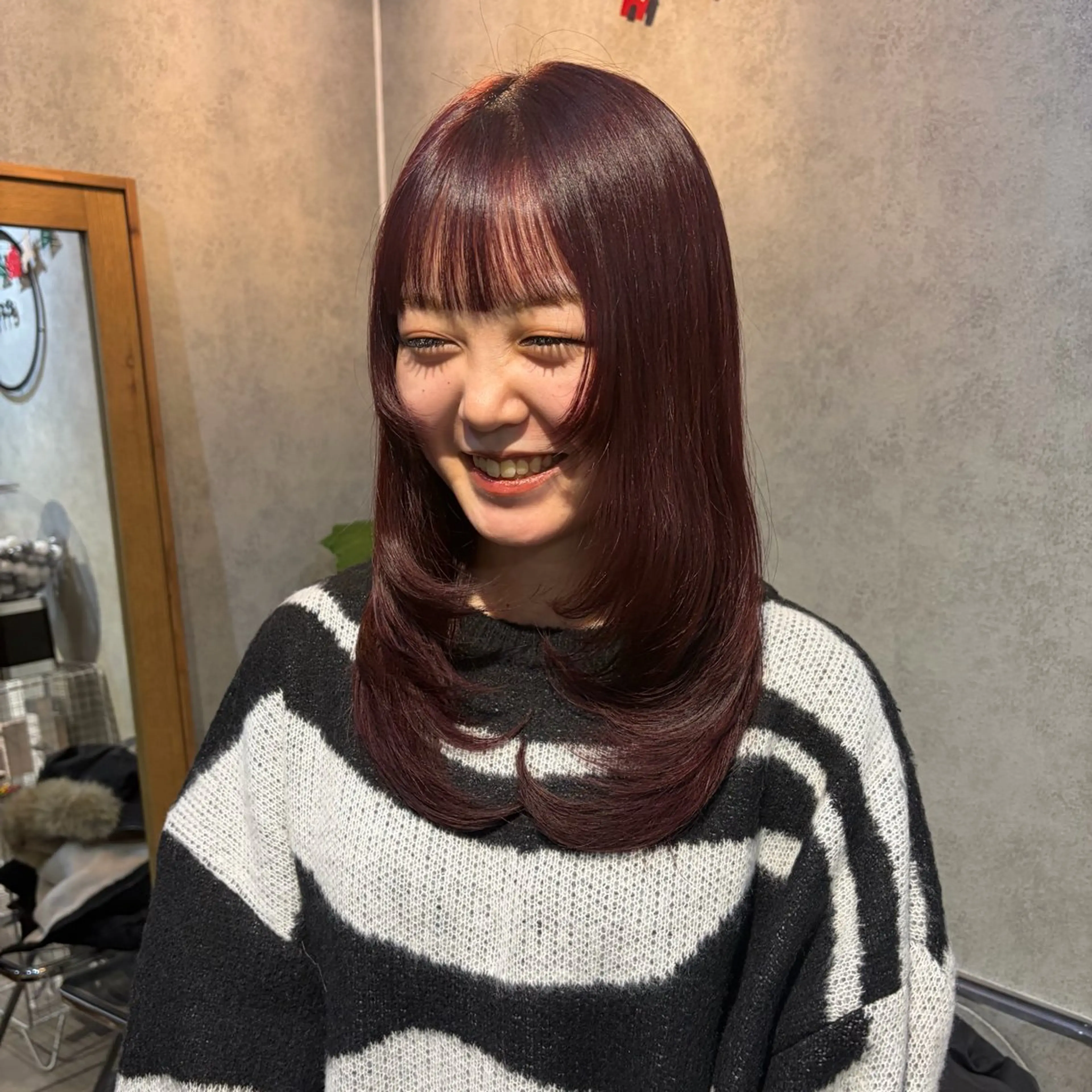 ミディアム カラー ミディアムレイヤー ブリーチ ボルドーカラー ブリーチなしカラー レッドカラー カット ヘアカラー トリートメント ボブ/プツッとボブ/ 暖色カラー/モエのヘアスタイル