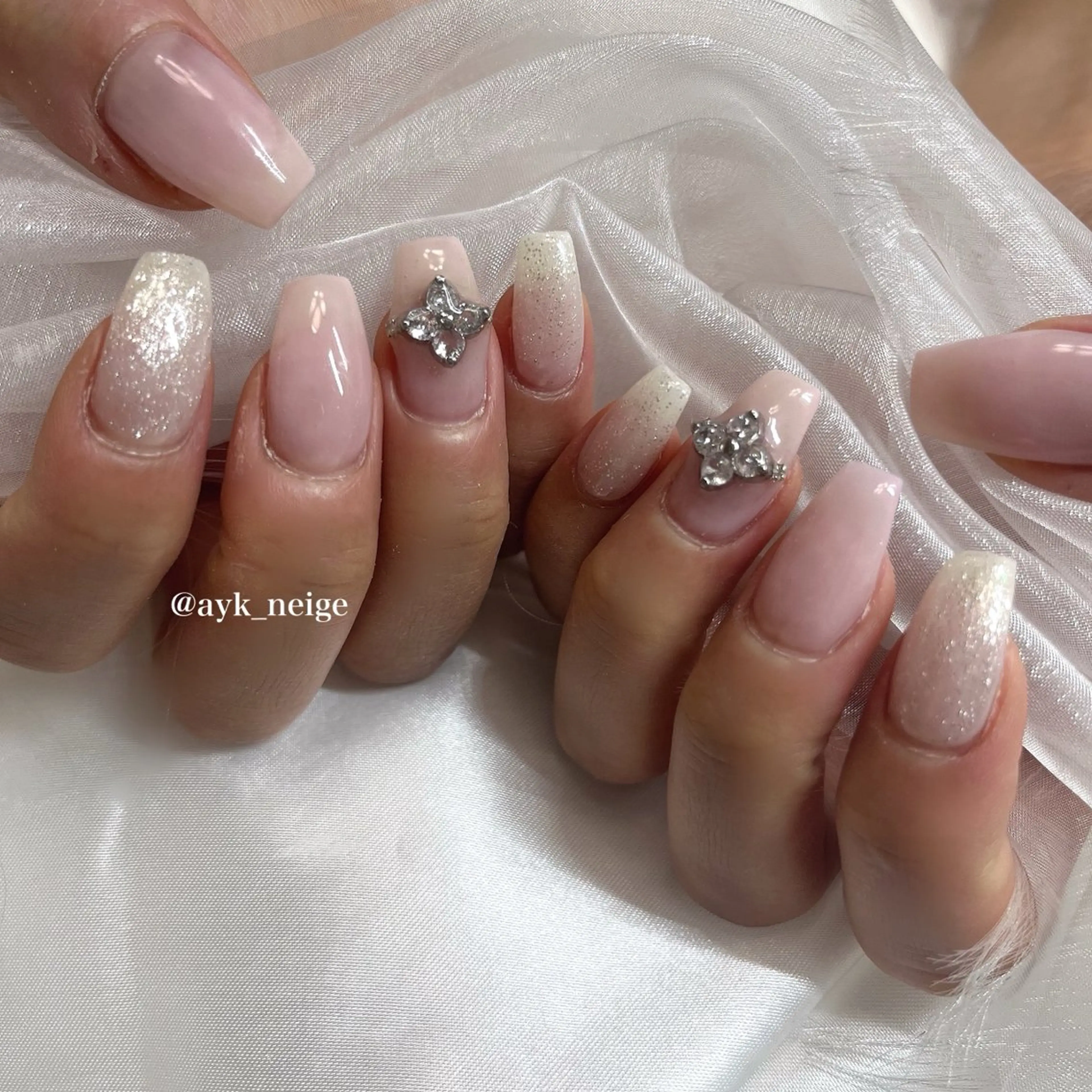 ネイル フットネイル キラキラネイル 韓国ネイル リボン シンプルネイル n'eige nail所属・大谷 綾香のネイルデザイン