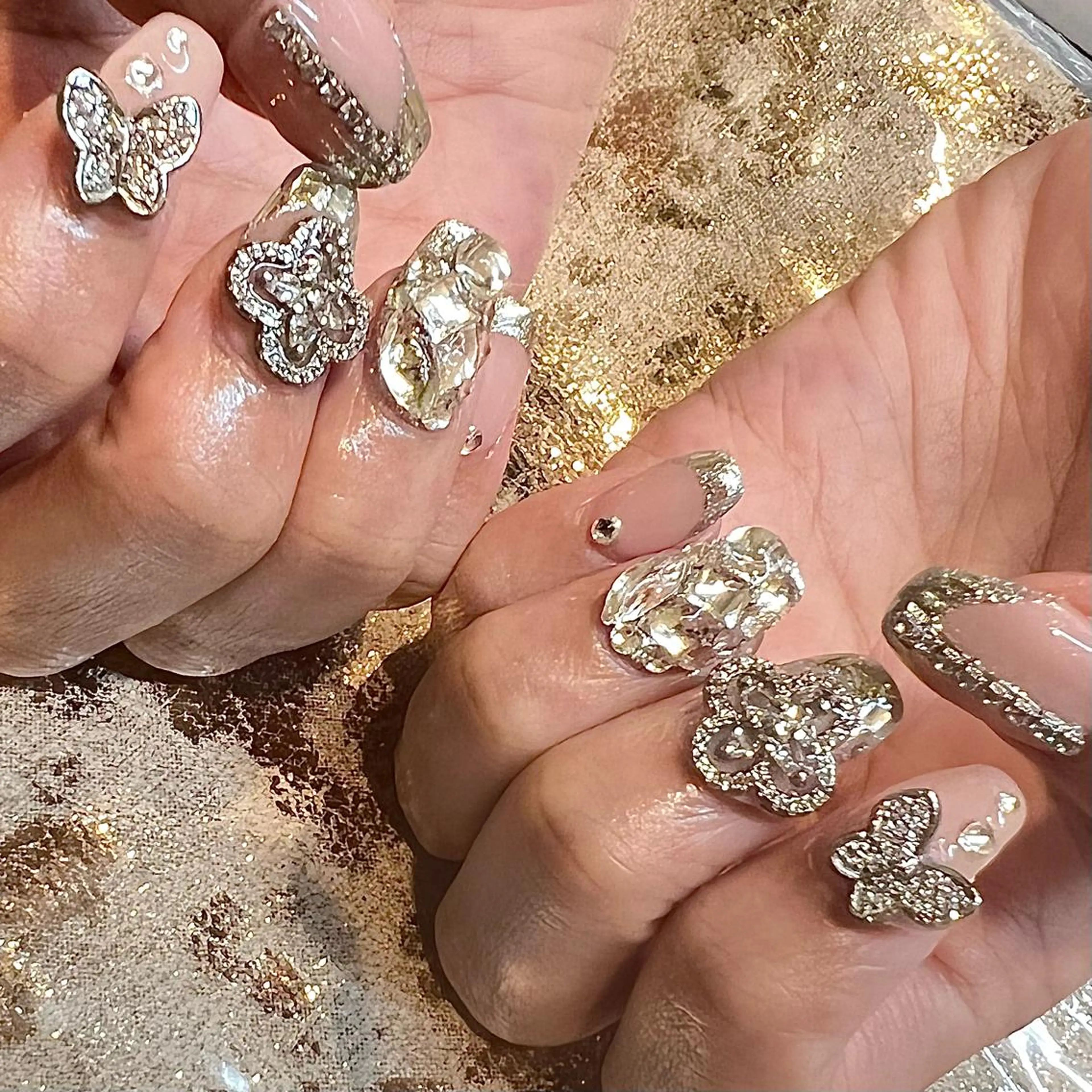 ミディアム ネイル フレンチネイル ガラスフレンチ キラキラネイル ハンドネイル H🌺 NAILのネイルデザイン