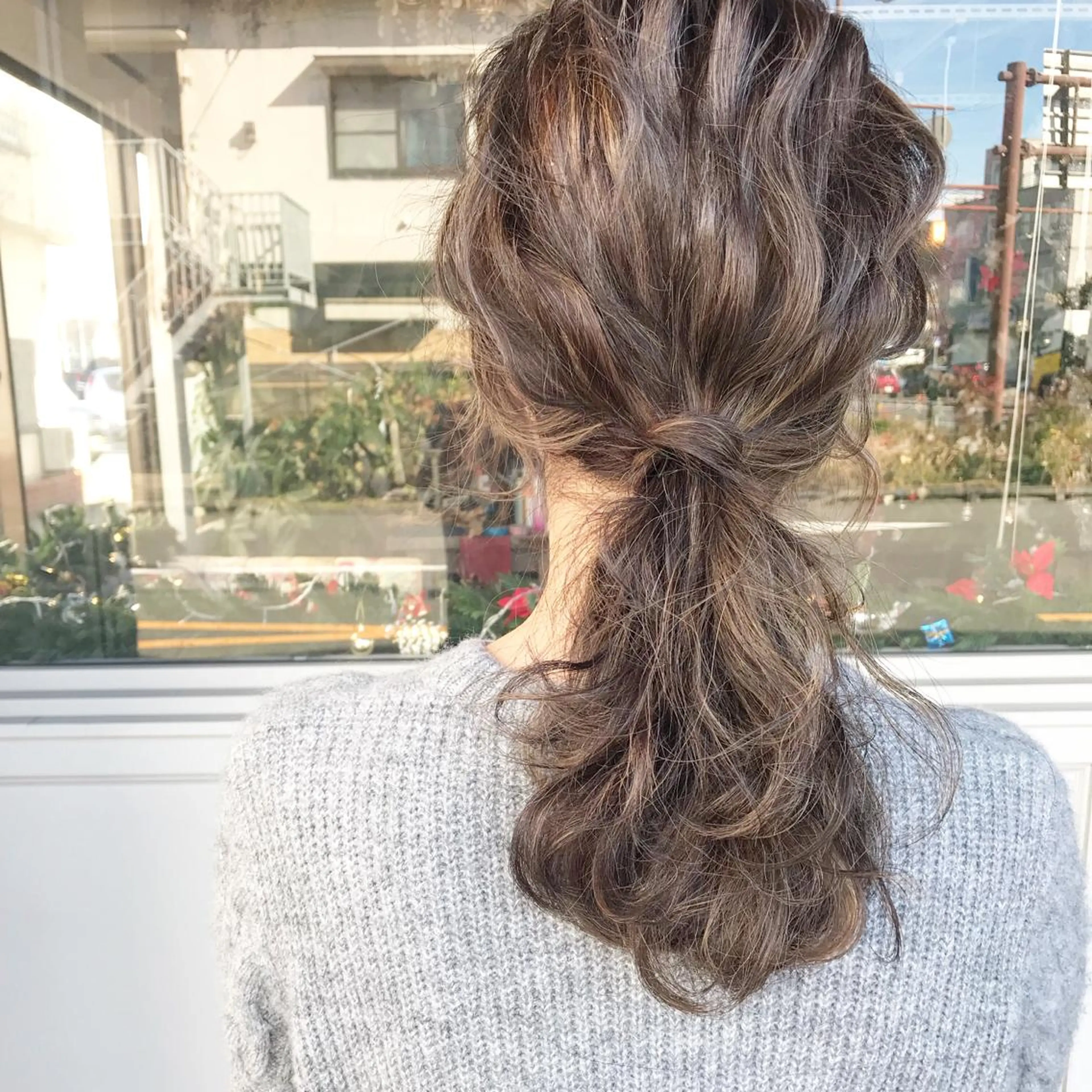 ミディアム カラー ヘアアレンジ お団子ヘア 切りっぱなしボブ バレイヤージュ ブリーチ グラデーションカラー Mariana/ 鶴原-ハイライトのヘアスタイル