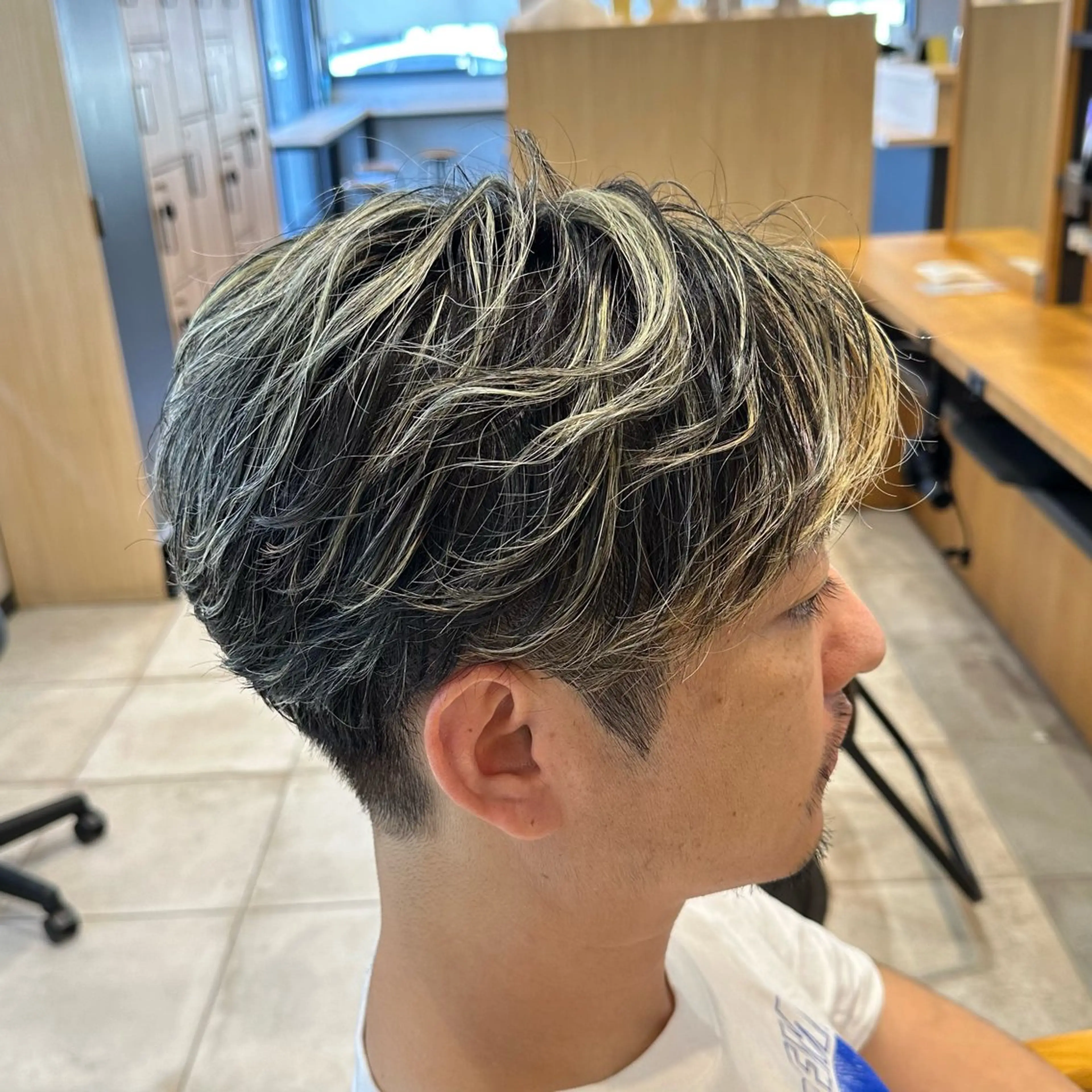 ショート カラー メンズ メンズ特化　パーマ メッシュハイライトのヘアスタイル
