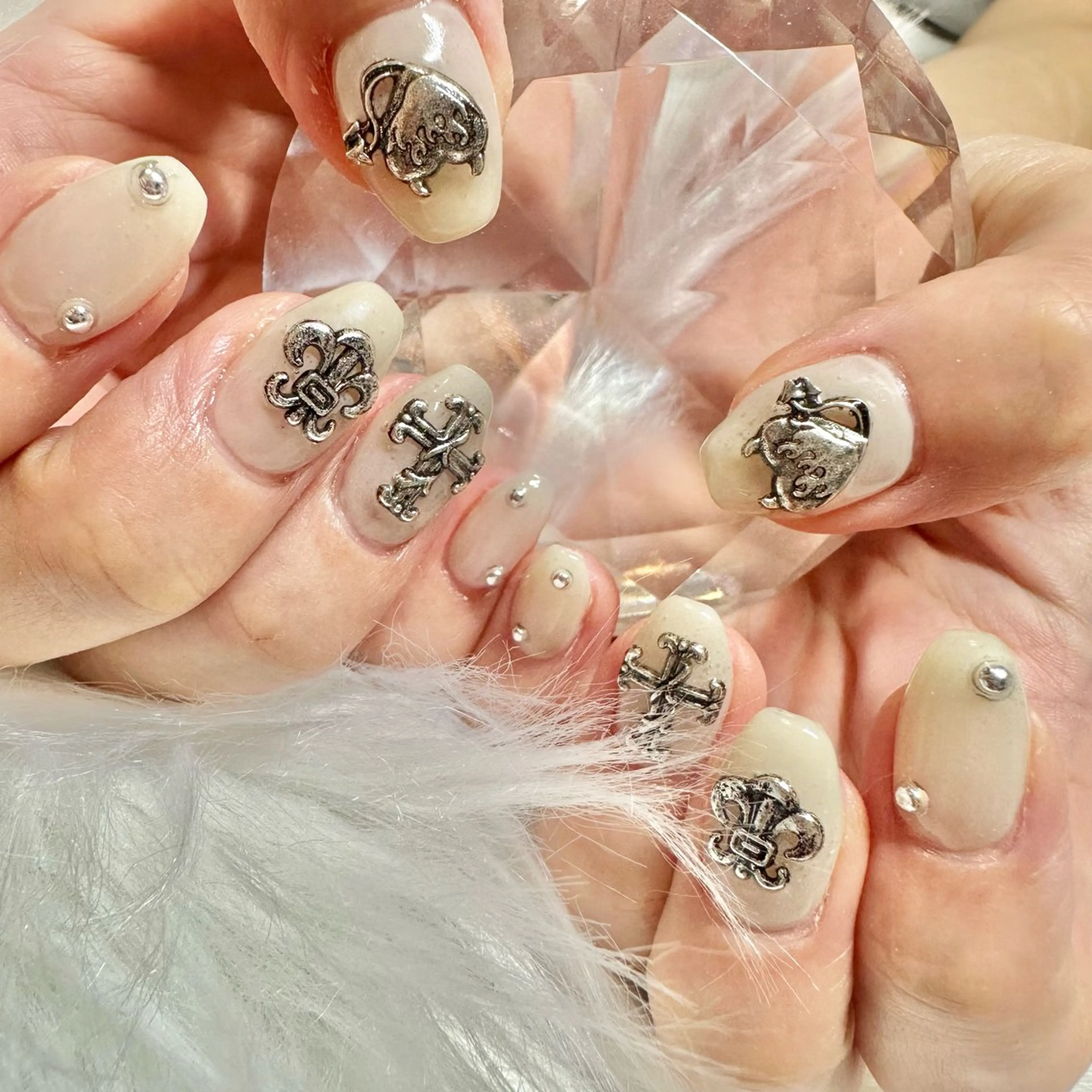 ネイル 韓国ネイル シルバー 冬ネイル ハンドネイル フットネイル 🤎CHARME NAIL🤎のネイルデザイン