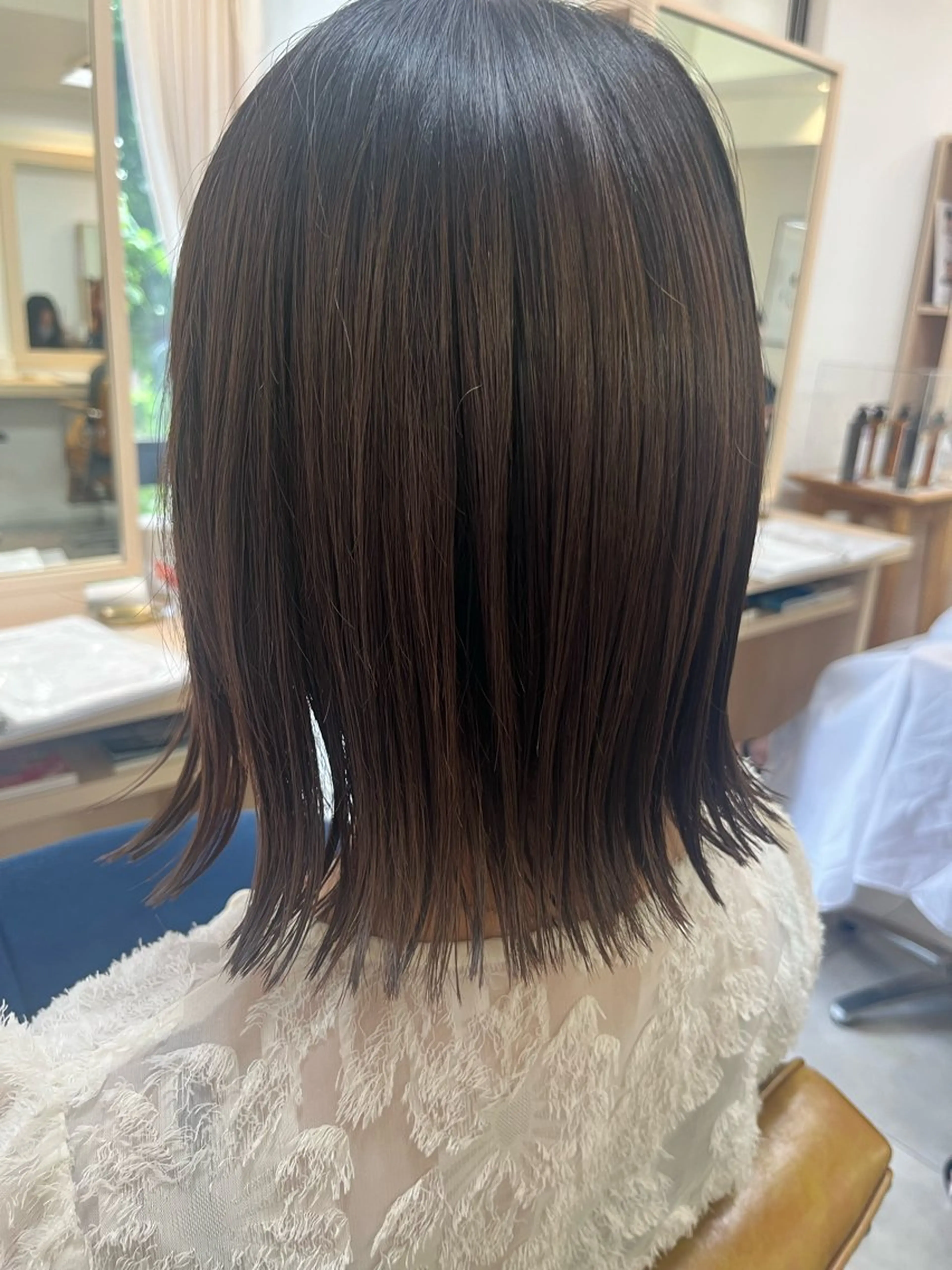 ミディアム 切りっぱなしボブ ボブ 外ハネヘア Hikari /赤み消しカラーのヘアスタイル