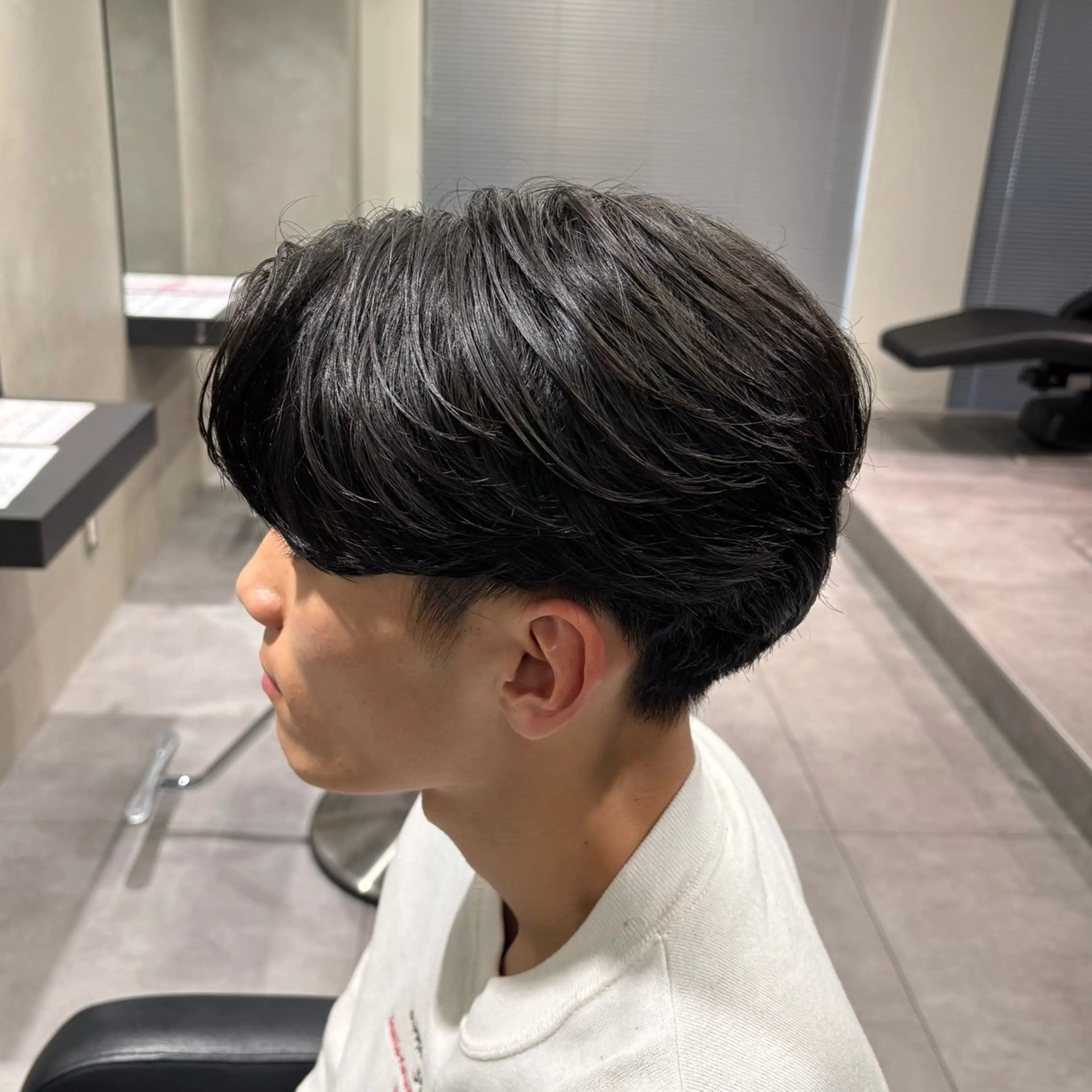 ミディアム パーマ メンズ ミディアムパーマ フェザーパーマ メンズパーマ 🐦‍🔥フェザーパ ーマ🐦‍🔥きるやのヘアスタイル
