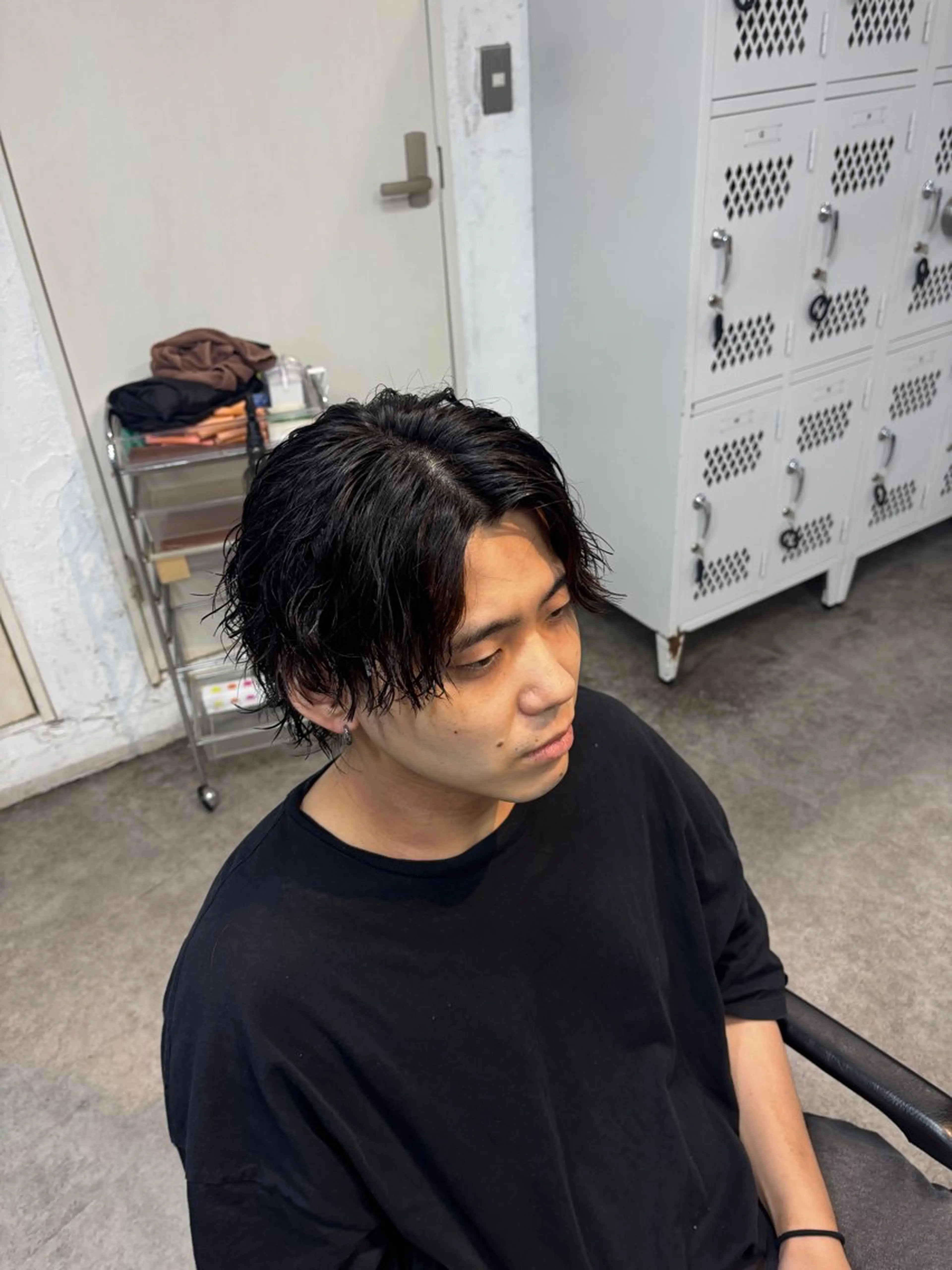 ミディアム パーマ メンズ ミディアムパーマ センターパート モヒカン メンズパーマ ソフトモヒカン カット パーマ ヘアセット 原宿スパイラルパーマ 波巻きパーマ/隼士のヘアスタイル