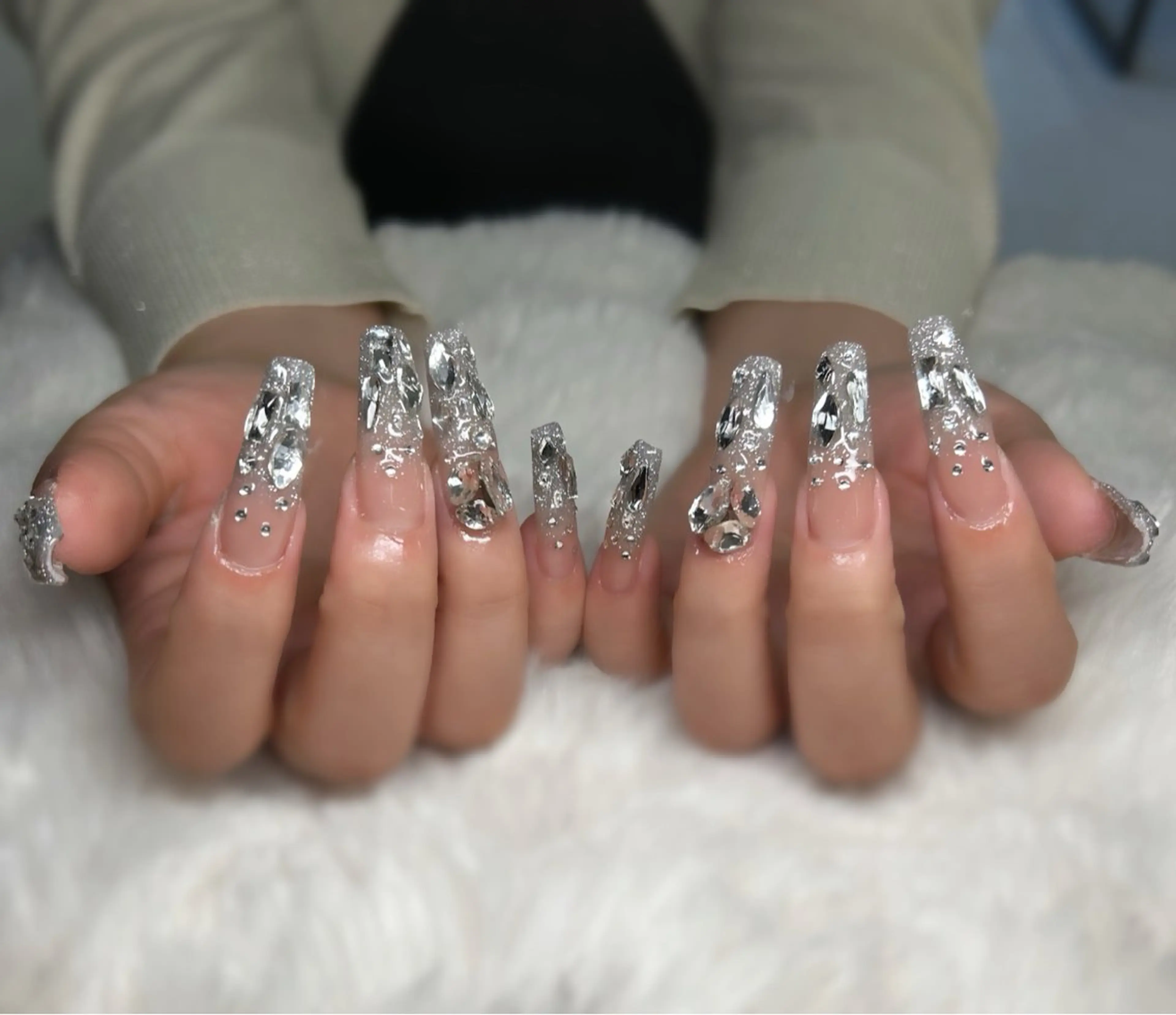 ネイル キラキラネイル ロングネイル ストーンネイル ハンドネイル yamane de  salonのネイルデザイン