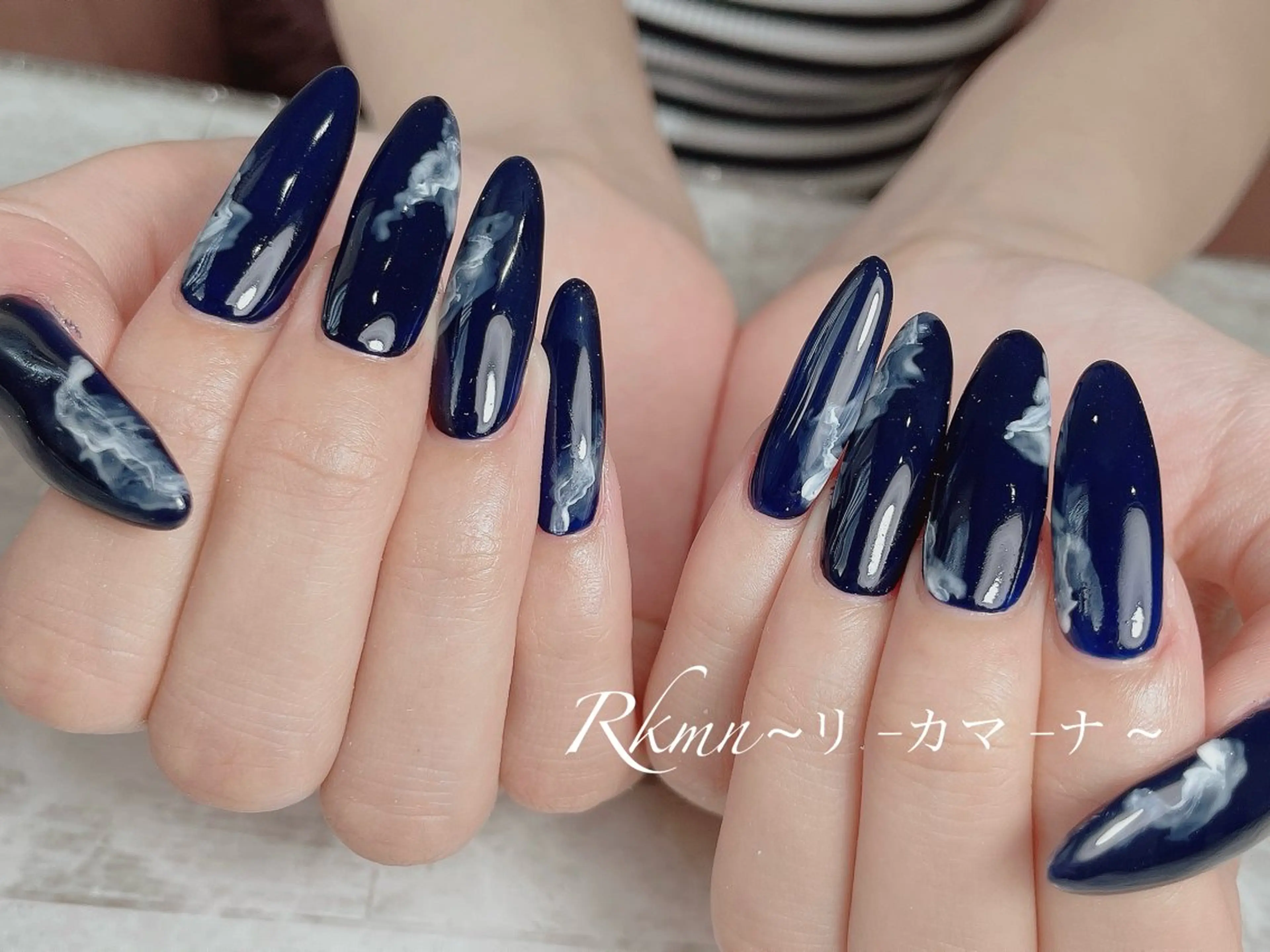ネイル アートネイル ネイビー ニュアンスネイル 春ネイル ハンドネイル フットネイル ハンドケア Rkmn ~リ-カマ-ナ~のネイルデザイン