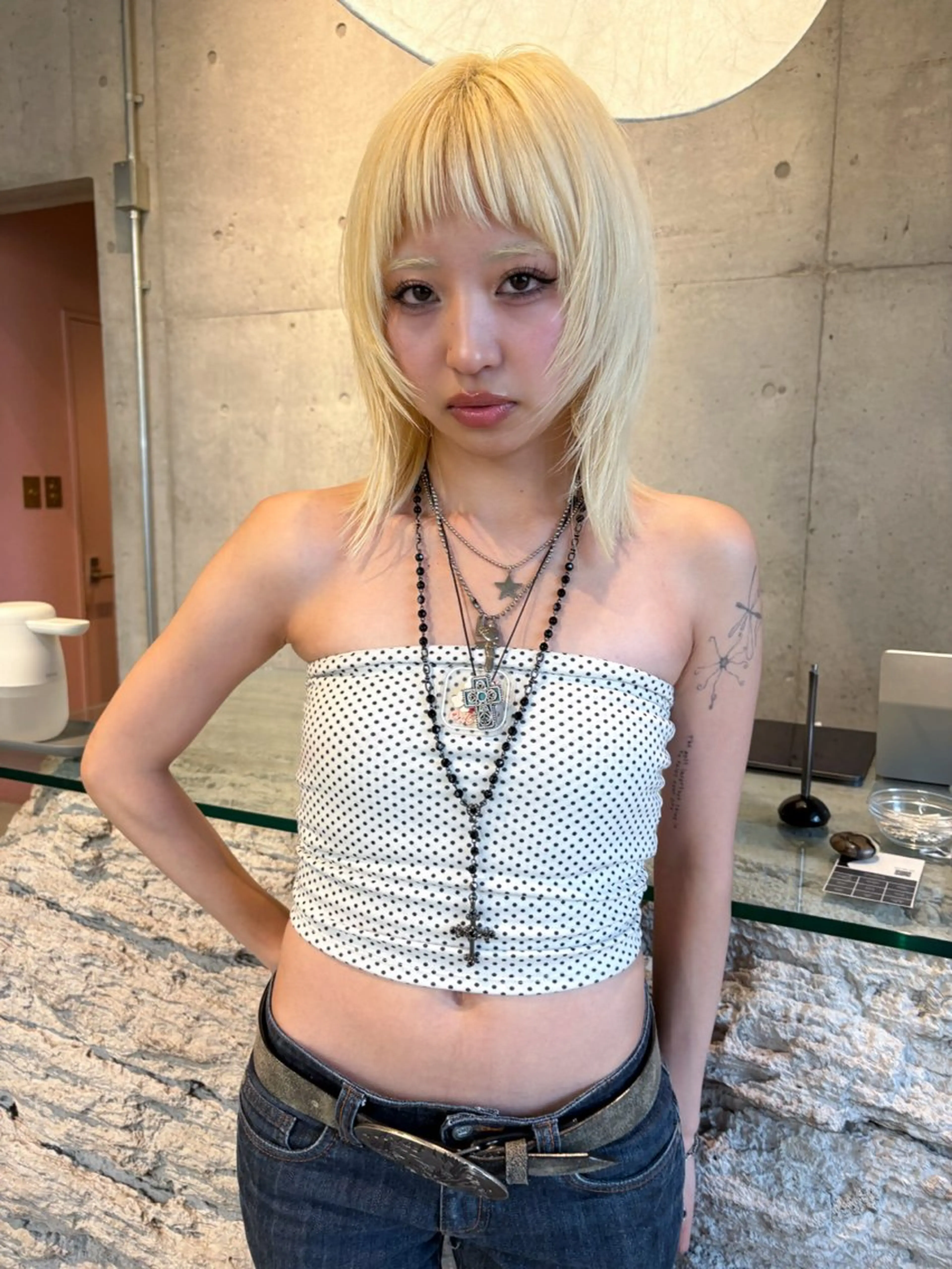 ミディアム カラー ブリーチ 抜きっぱなしブロンド ブロンド レイヤーカット ヘアカラー peto ゴトリのヘアスタイル