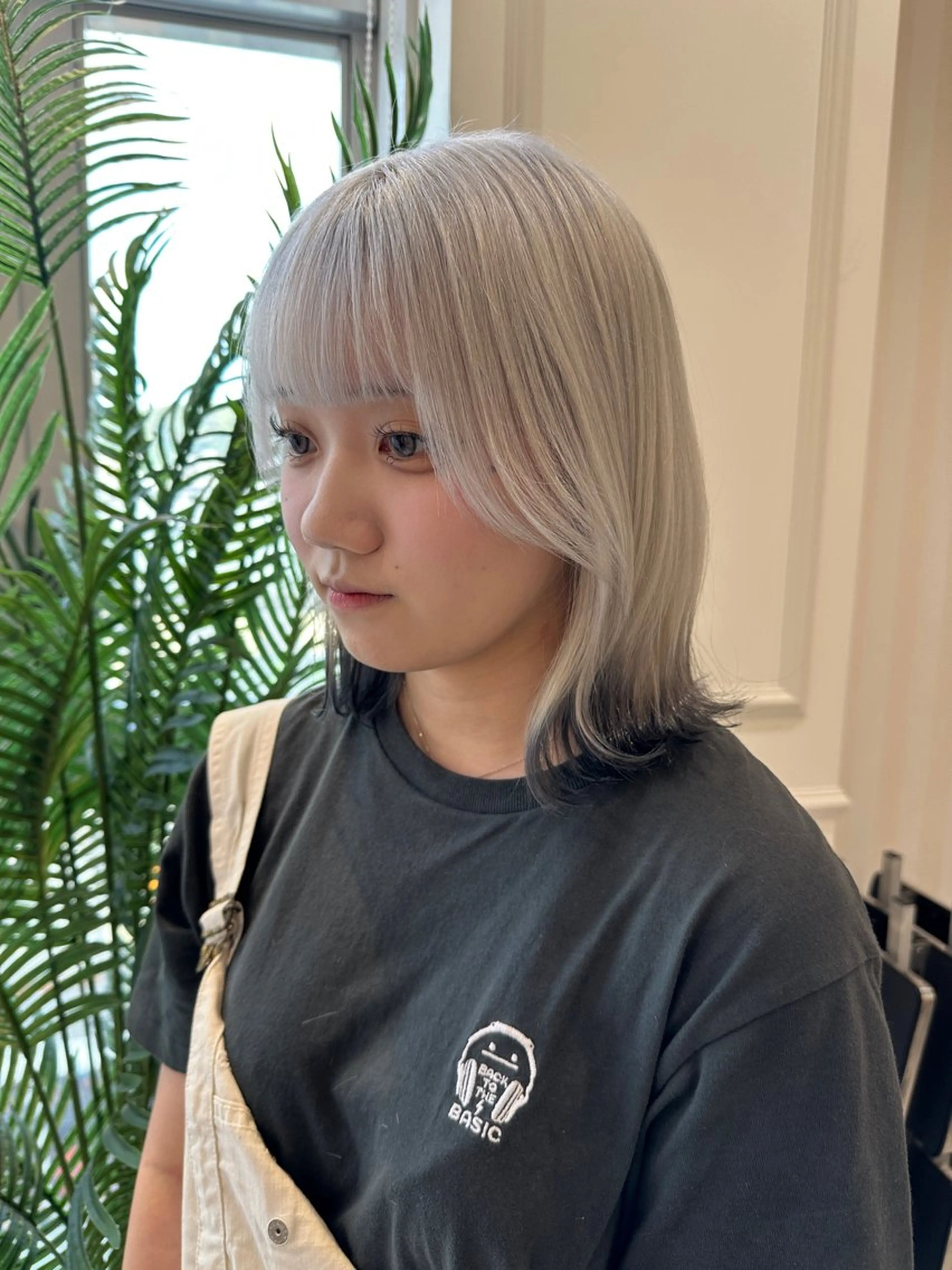 ミディアム カラー ブリーチ シルバー ホワイトシルバー カット ヘアカラー トリートメント レイヤーカット/ ハイトーンchimiのヘアスタイル