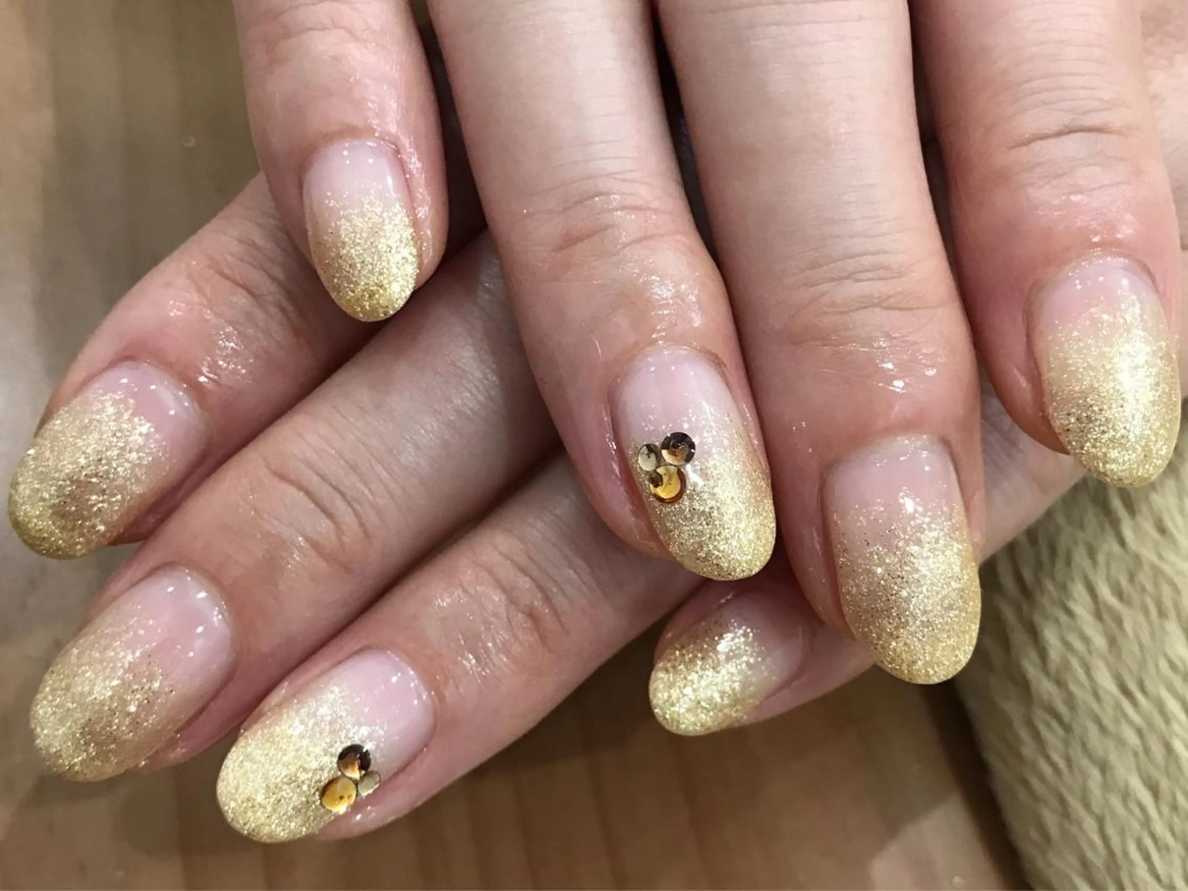 ネイル ゴールド グラデーション ラメ(グリッター) ラメグラデーション ストーンネイル 中川 愛理のその他イメージ