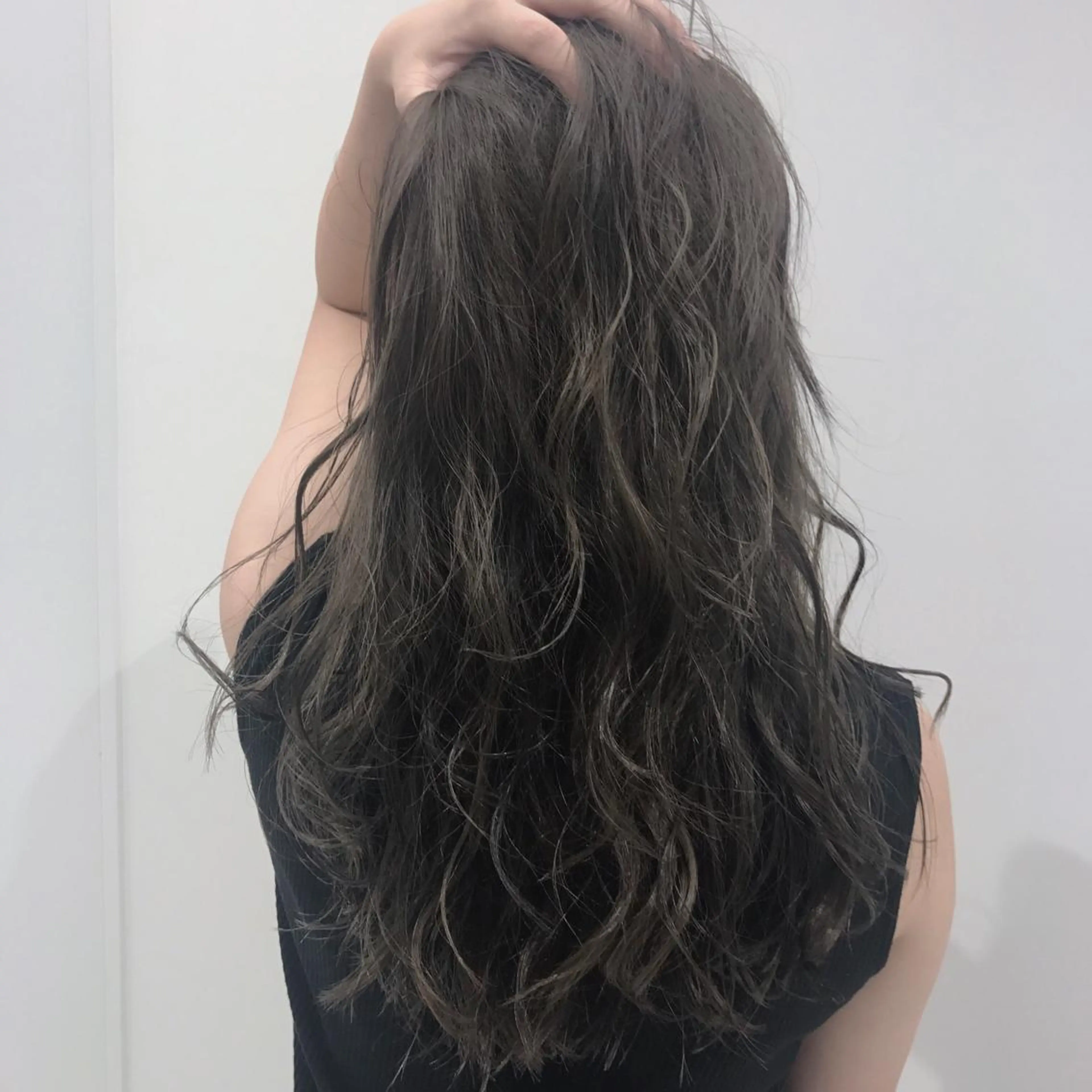 ロング カラー ベージュカラー ハイライトカラー ハイライト 小顔カット AGU akariのヘアスタイル