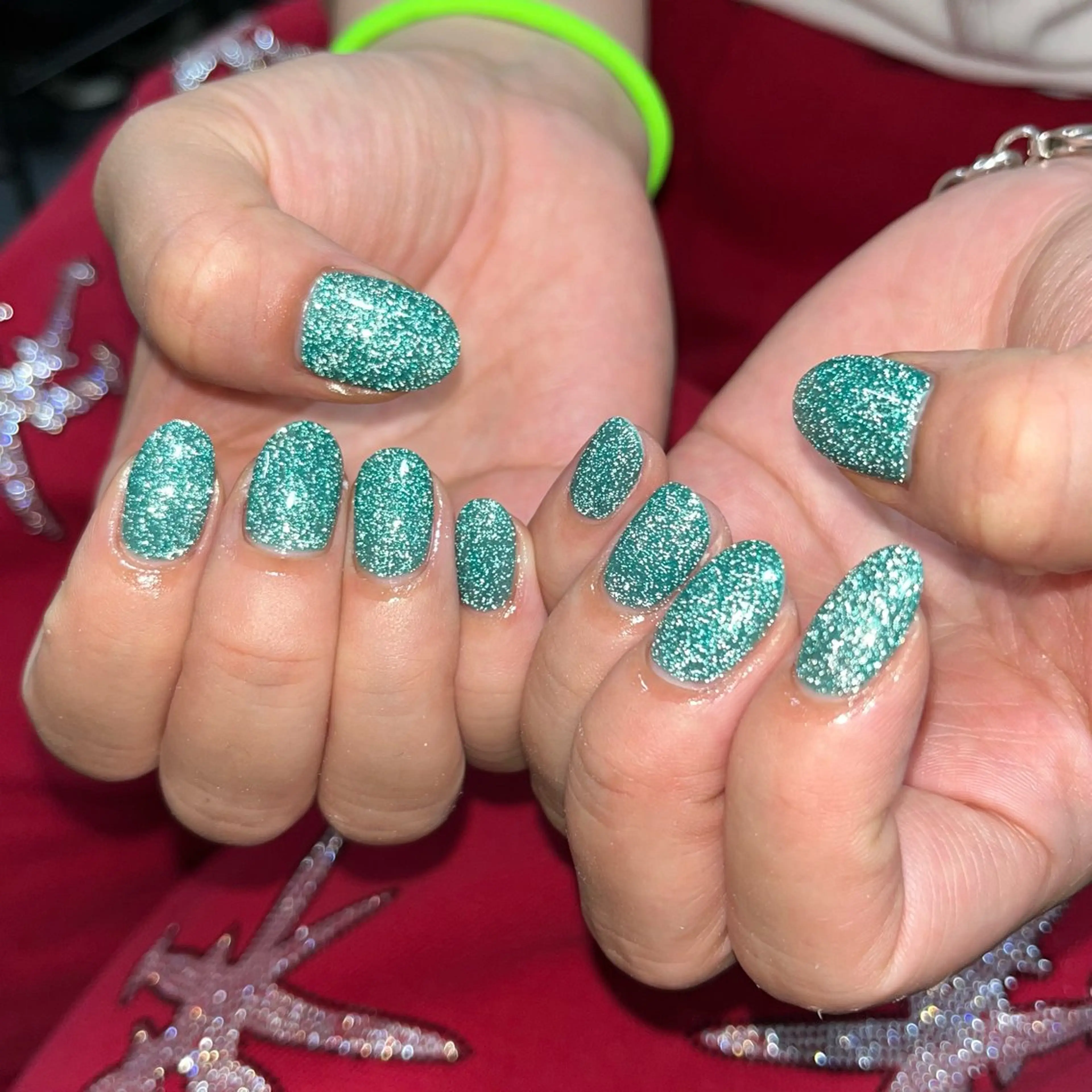 ネイル フラッシュネイル グリーン キラキラネイル ワンカラーネイル ハンドネイル ハンドケア 🎀NAIL🎀 AI🪄︎︎◝✩のネイルデザイン