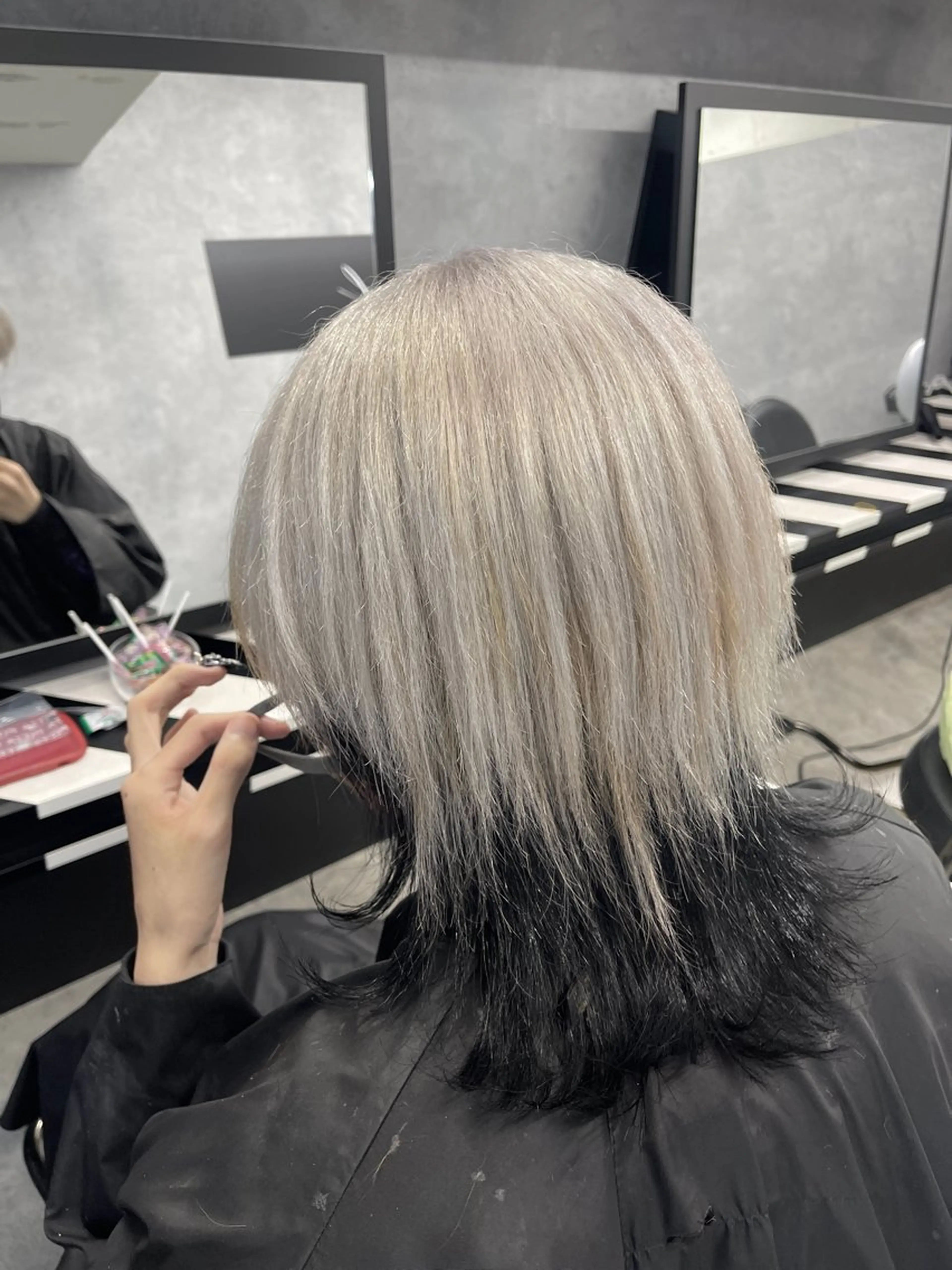 ショート カラー メンズ メンズブリーチ ブリーチ ケアブリーチ カット ヘアカラー オフホワイトアンドなんば所属・福西 洋斗のヘアスタイル