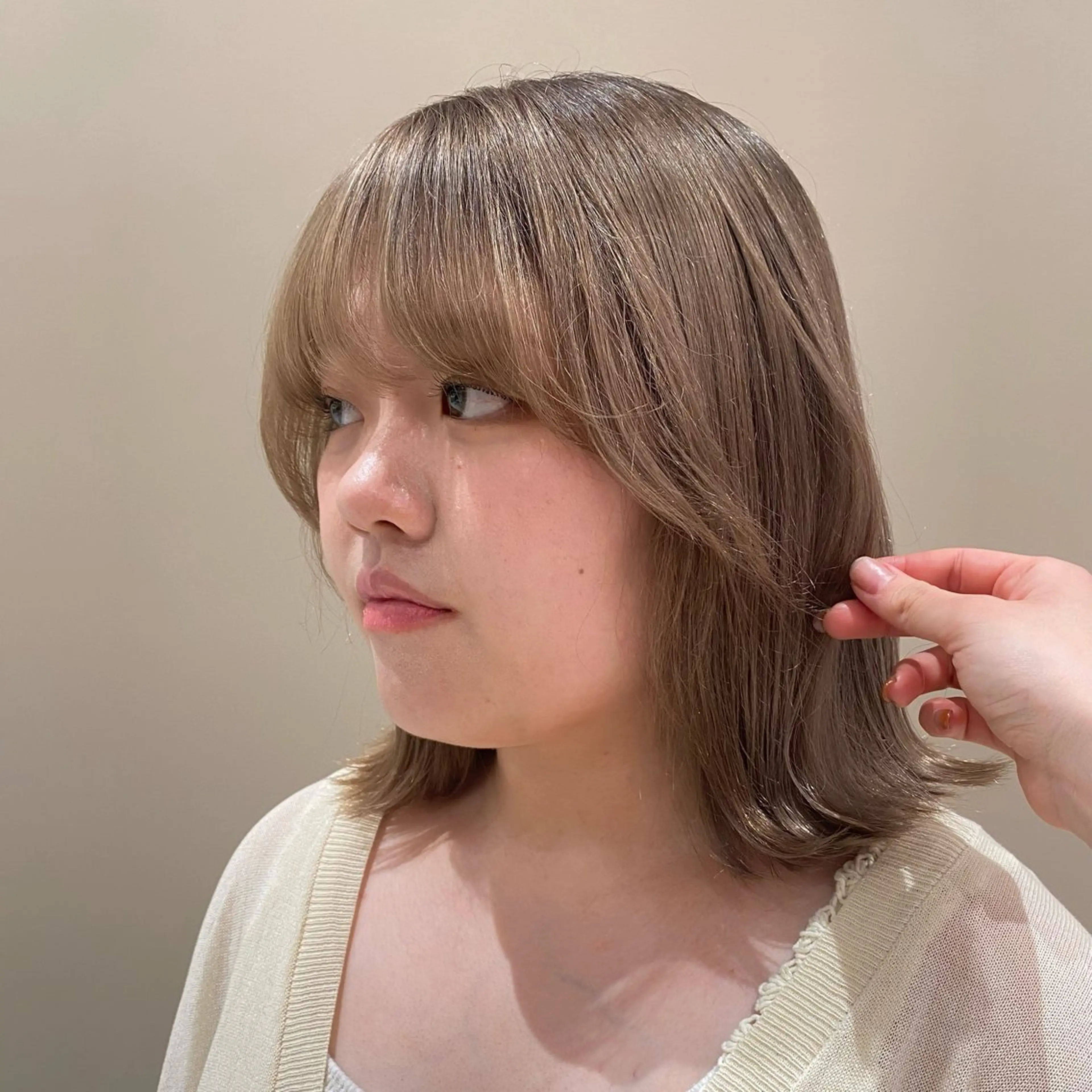 ミディアム カラー ブリーチ ダブルカラー ハイトーンカラー ヘアカラー ベージュ/アレンジ /横浜/杉本千夏のヘアスタイル