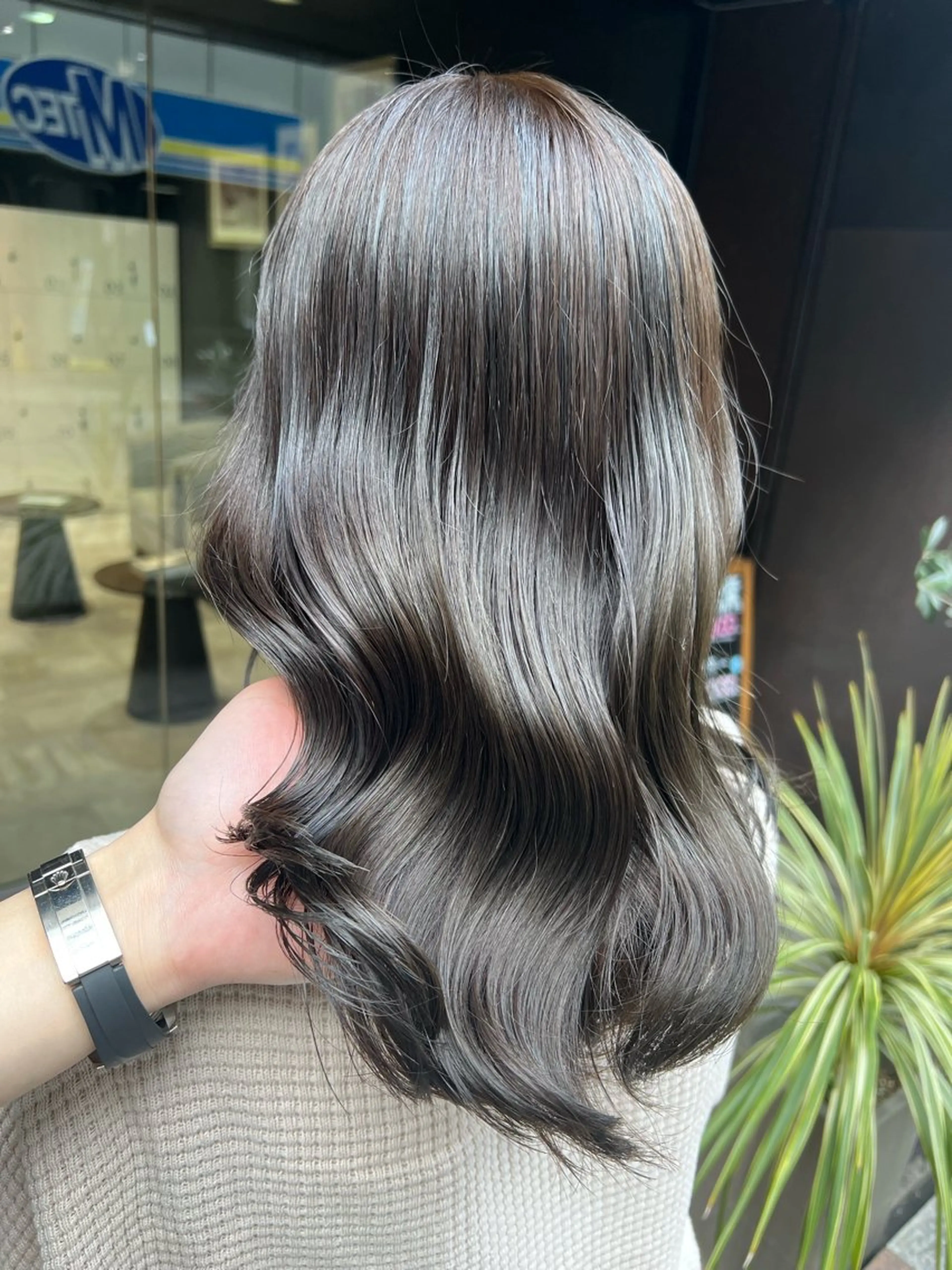ミディアム カット ヘアカラー トリートメント 美髪／透明感カラー 名古屋・栄・矢場町のヘアスタイル