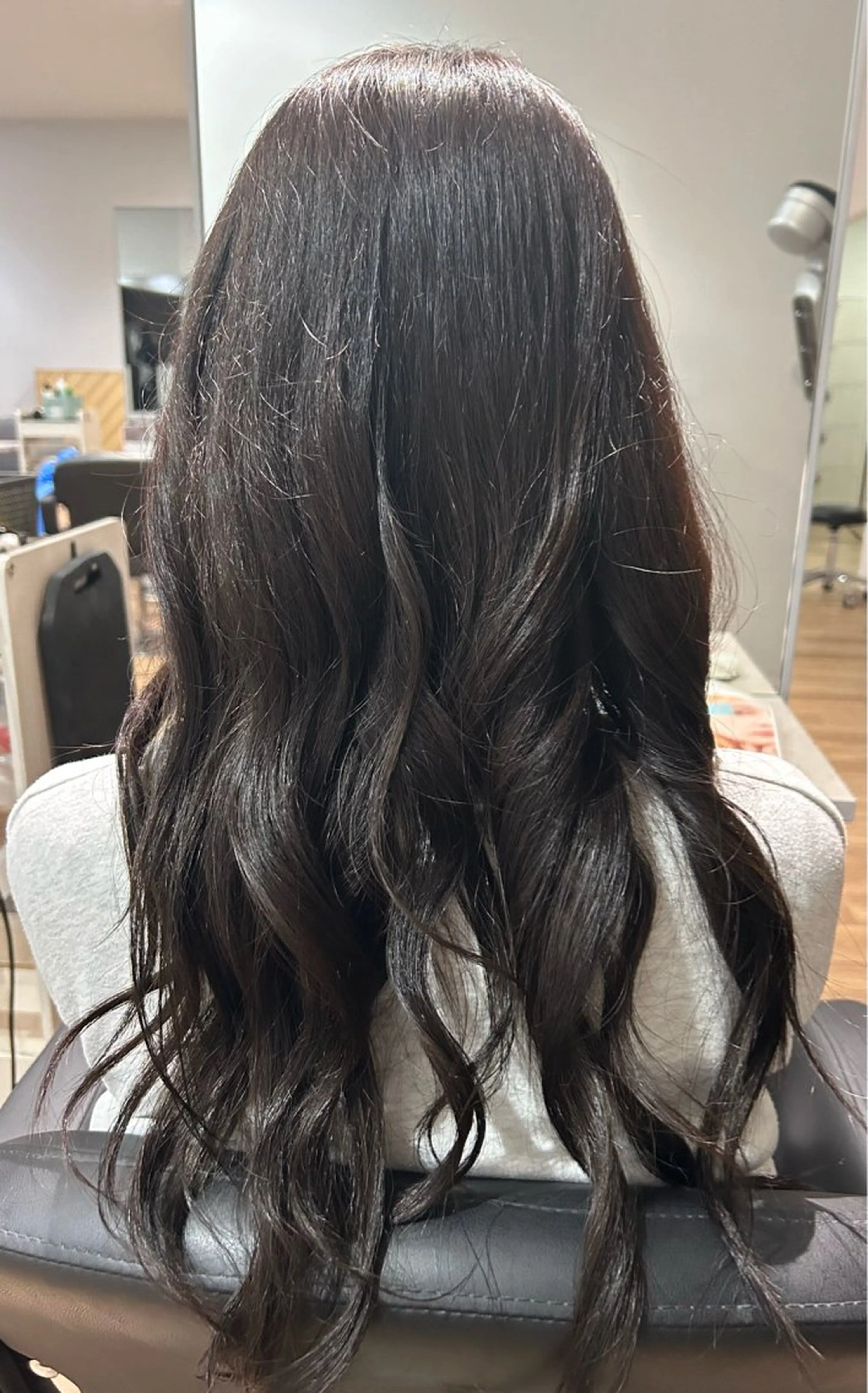 カラー ヘアアレンジ ベージュカラー シルバー シルバーベージュ GLanz SHUのヘアスタイル