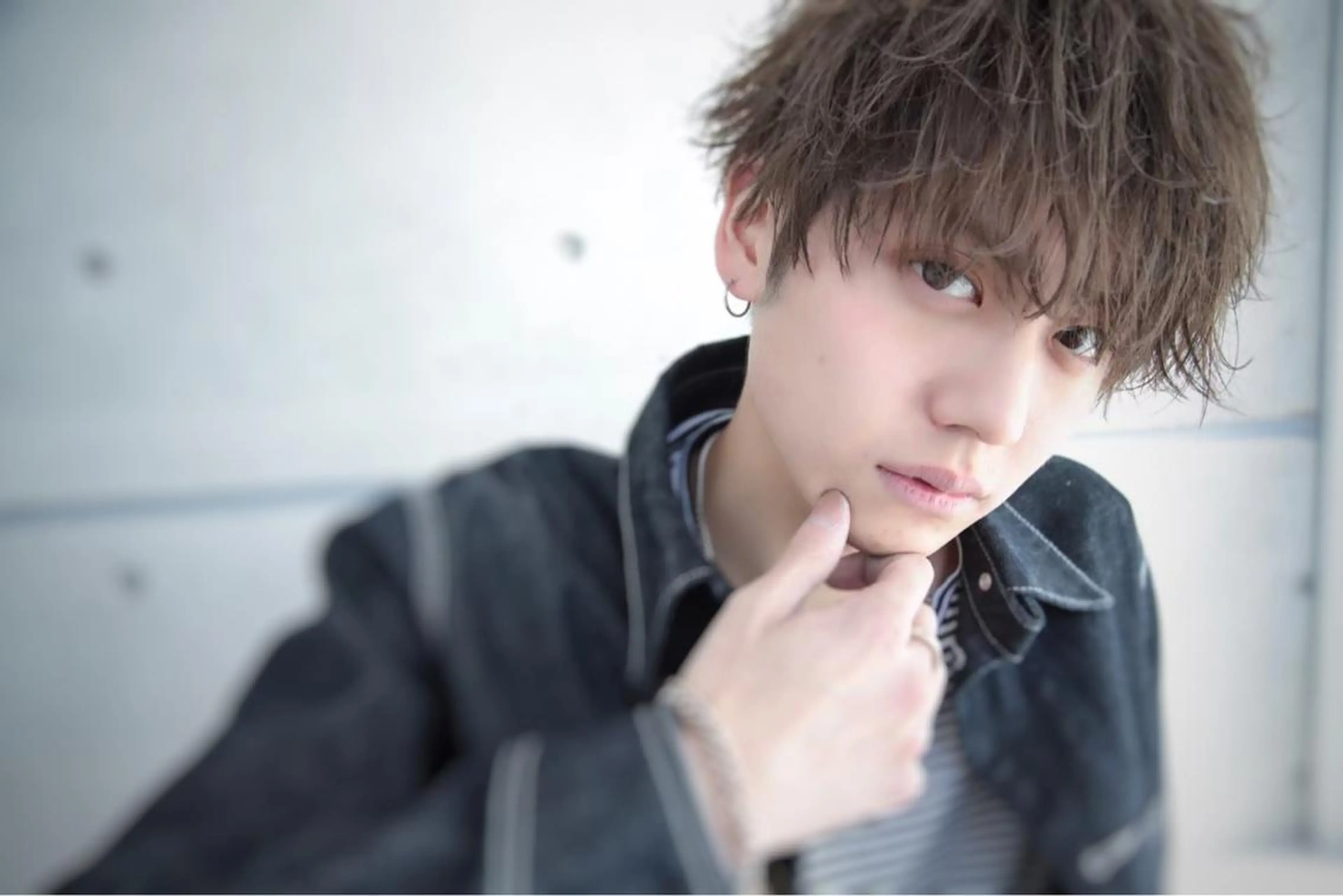 ショート パーマ メンズ アップバング メンズブリーチ ビジネス センターパート メンズハイトーン 赤み消し🌿 透明感カラー🫧のヘアスタイル