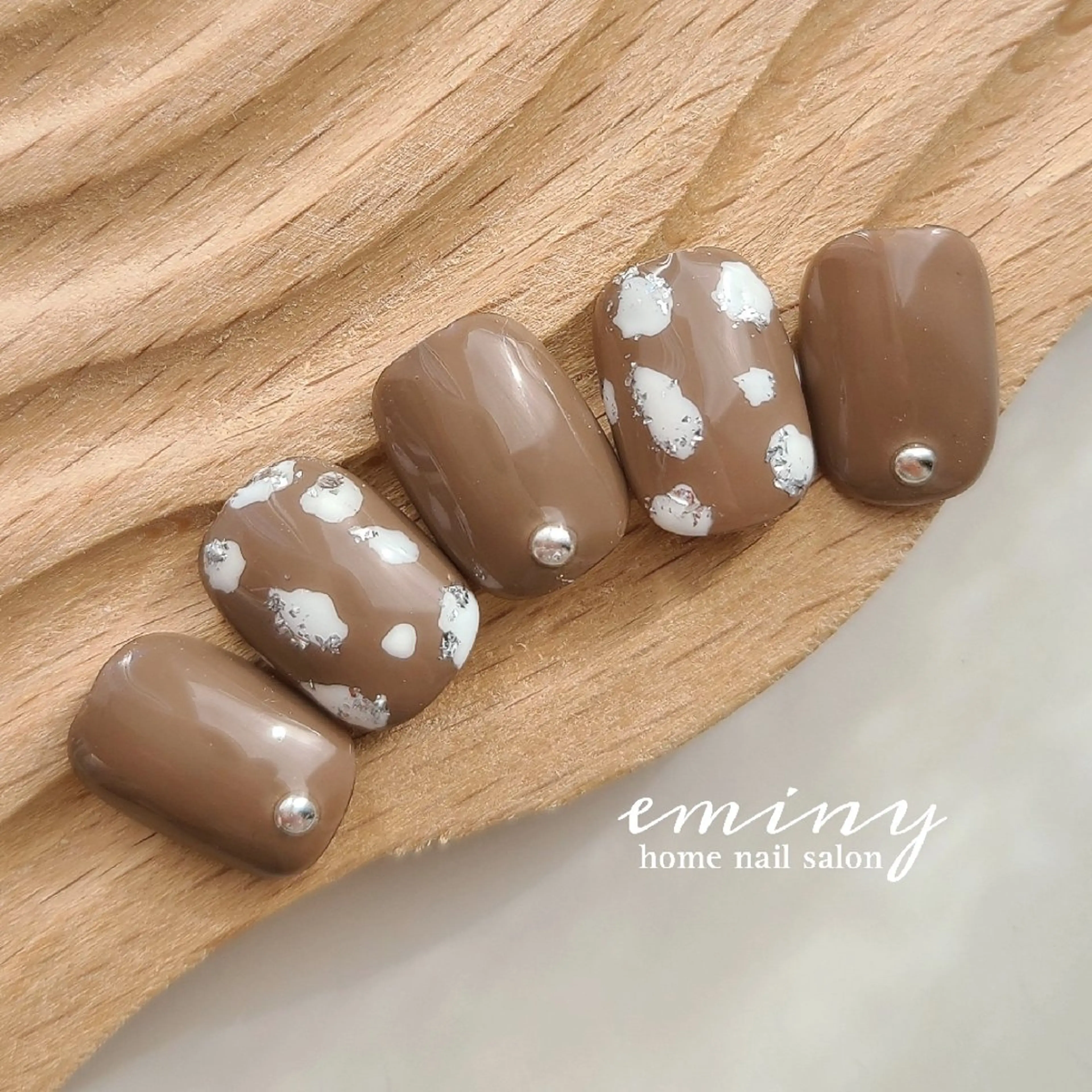 ネイル アニマル柄 ブラウン キラキラネイル 韓国ネイル 冬ネイル ハンドネイル nail salon  eminyのネイルデザイン