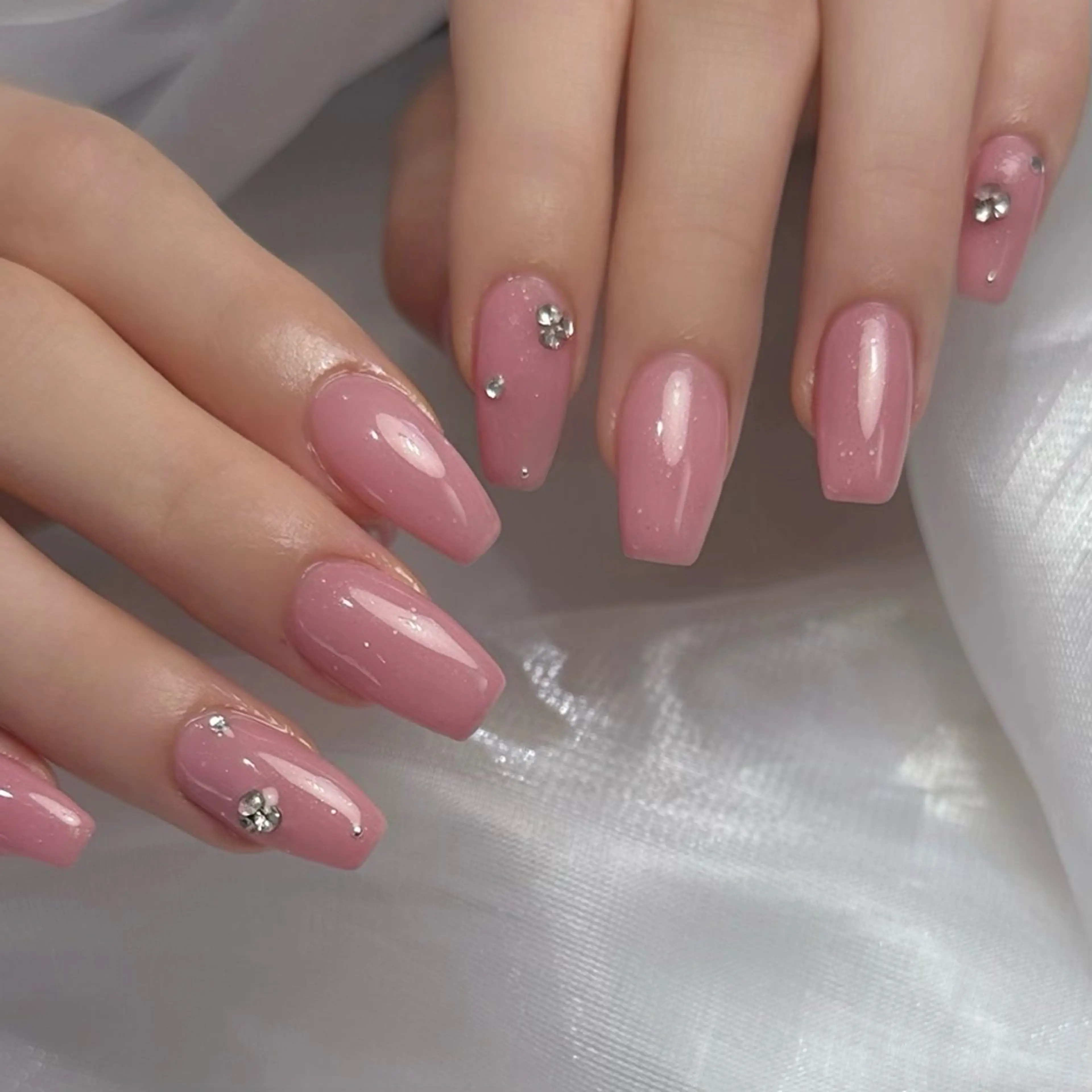ネイル オフィスネイル ワンカラーネイル ピンク シンプルネイル ストーンネイル ハンドネイル atelier NOEMA.所属・yulica 【パラジェル取扱店】のネイルデザイン