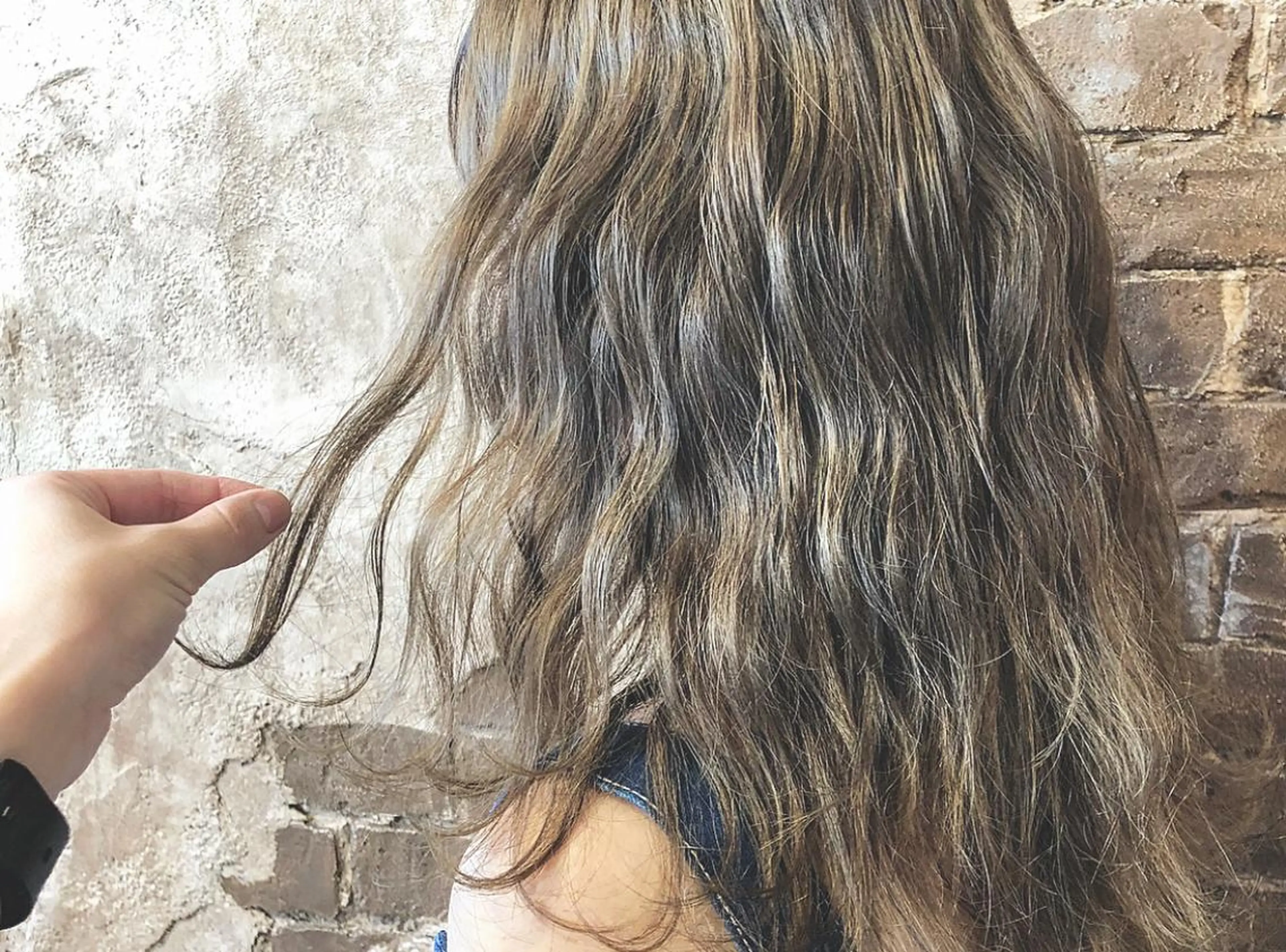 ロング カラー ブリーチ、パーマ 西部笑のヘアスタイル