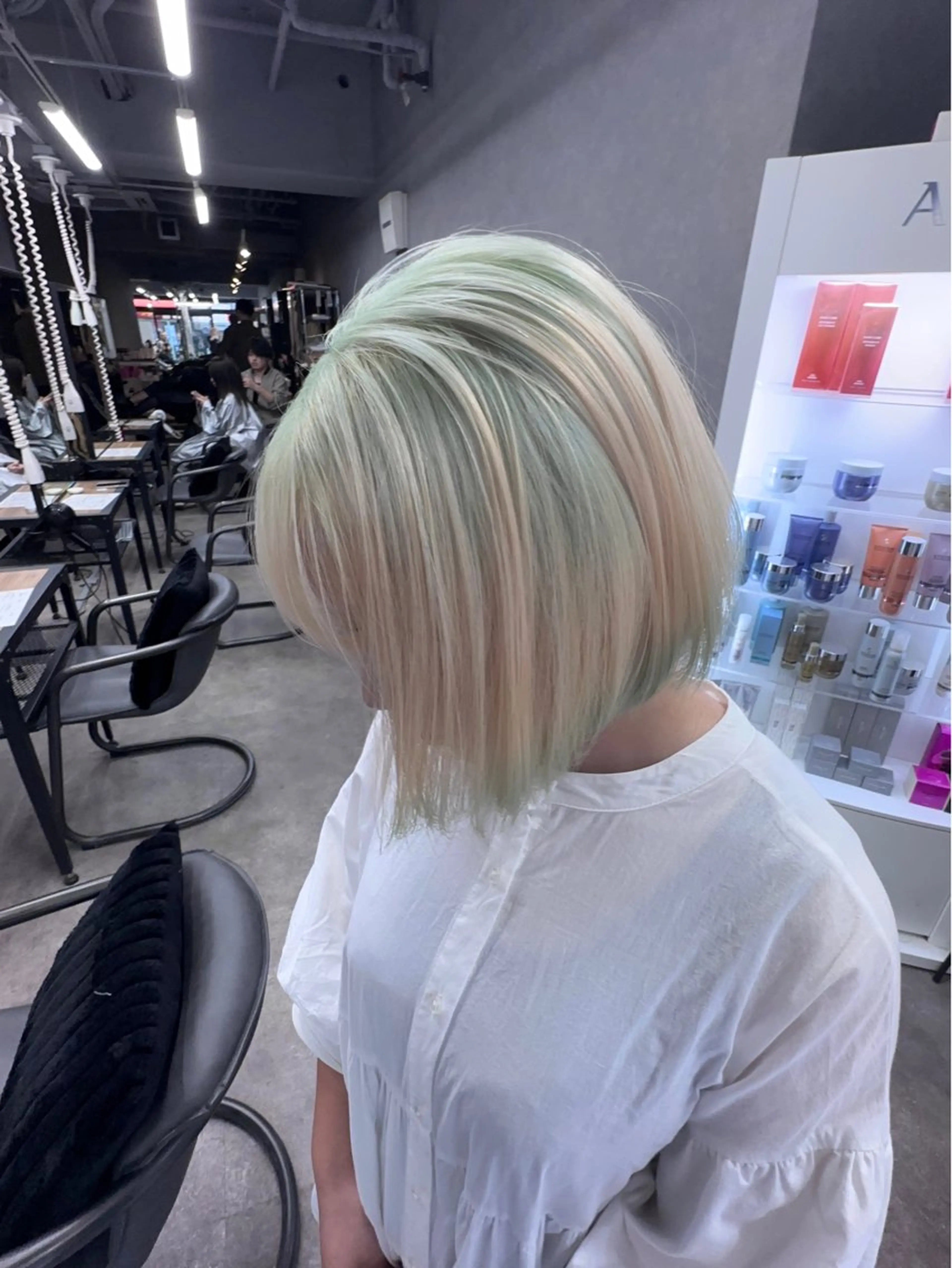 ミディアム 前髪カット🩶レイヤ ー🩶ハイトーン🩶のヘアスタイル