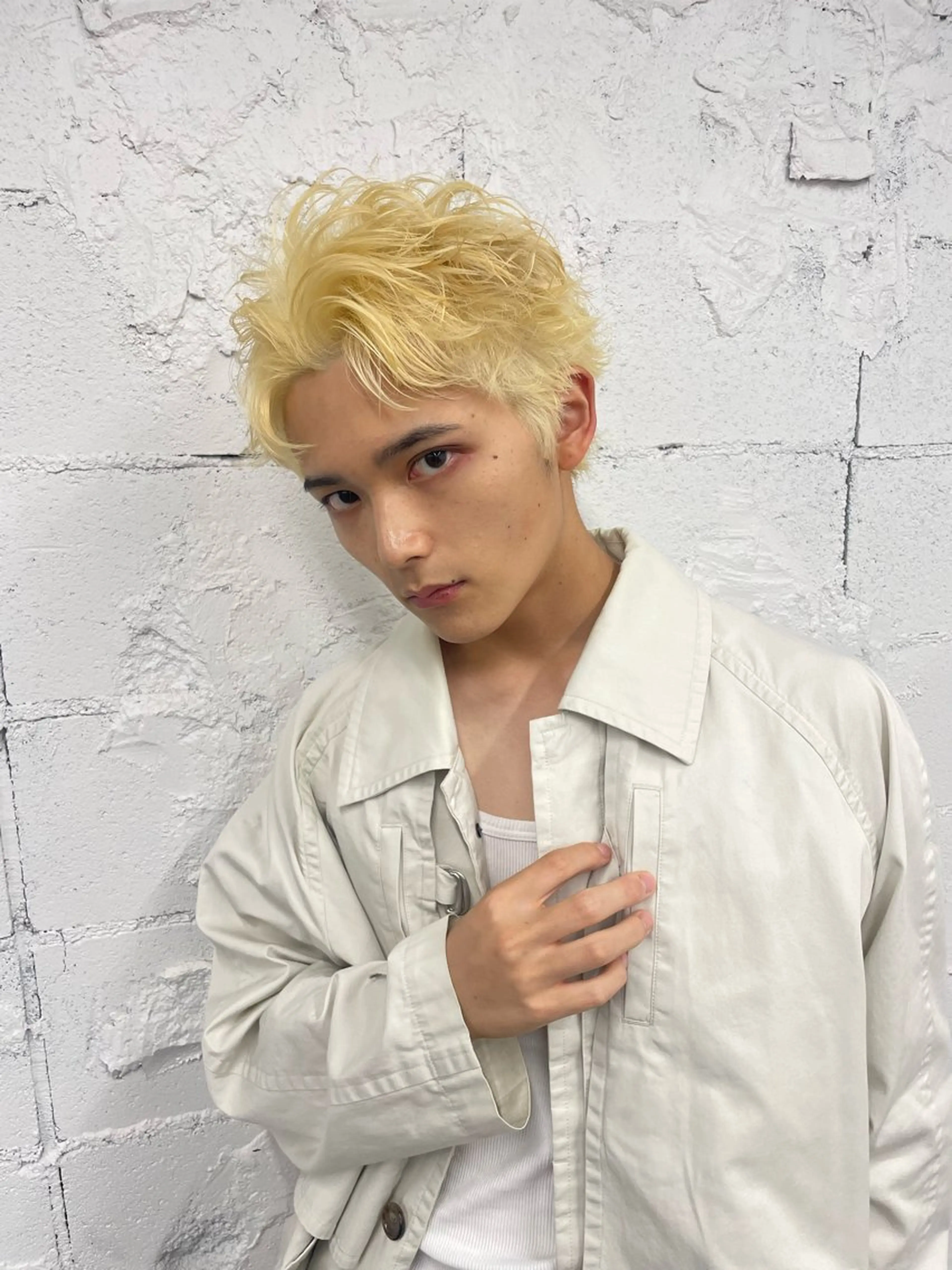 ショート カラー パーマ ヘアアレンジ メンズ メンズブリーチ センターパート メンズハイライト メンズハイトーン マッシュウルフ カット ヘアカラー トリートメント ヘッドスパ ヘアセット スパイキー/フェザー /波巻き/かいとのヘアスタイル