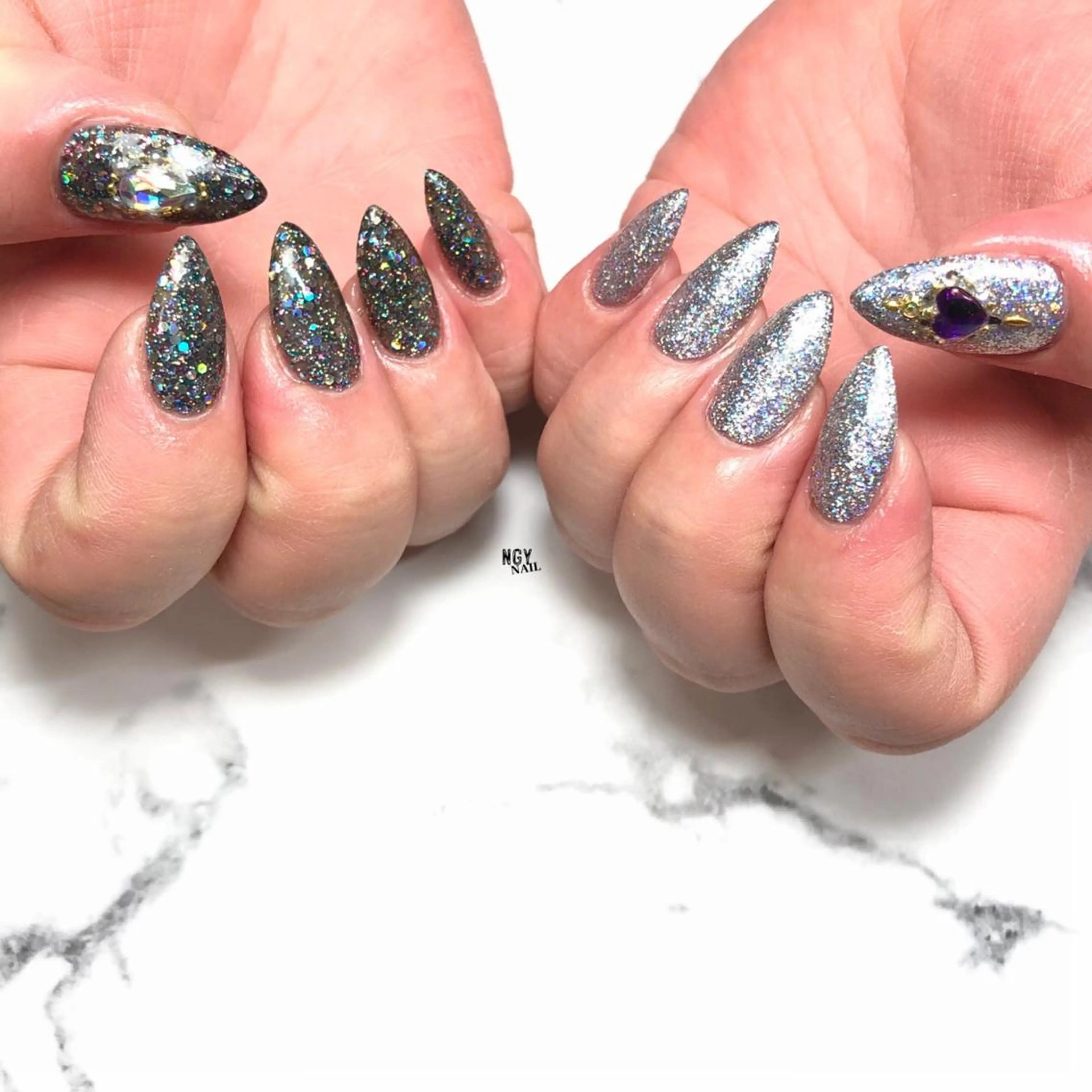 ネイル オーロラネイル キラキラネイル 韓国ネイル ラメ(グリッター) ロングネイル ハンドネイル NAIL NOWのネイルデザイン