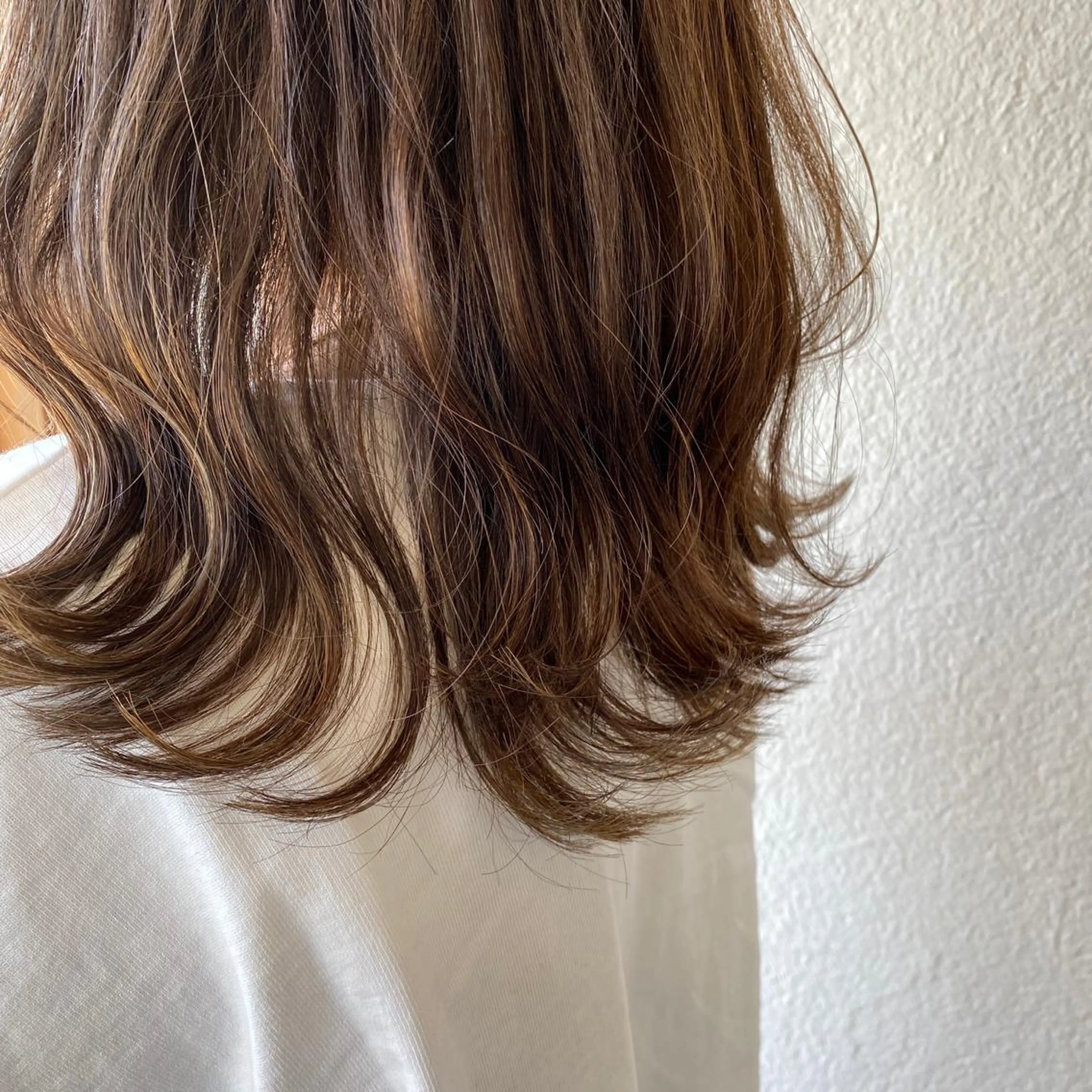 セミロング カラー アッシュ ベージュカラー ブリーチ ブリーチなしカラー カット ヘアカラー 入江 志穂のヘアスタイル